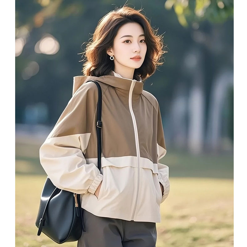 2025开春新款高级感休闲设计感独特超好看女士短款工装连帽薄外套