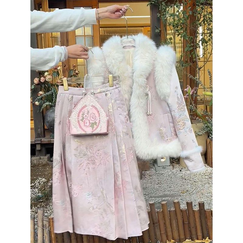 新中式国风粉色外套高级感超好看服女深冬装搭配一整套马面裙子