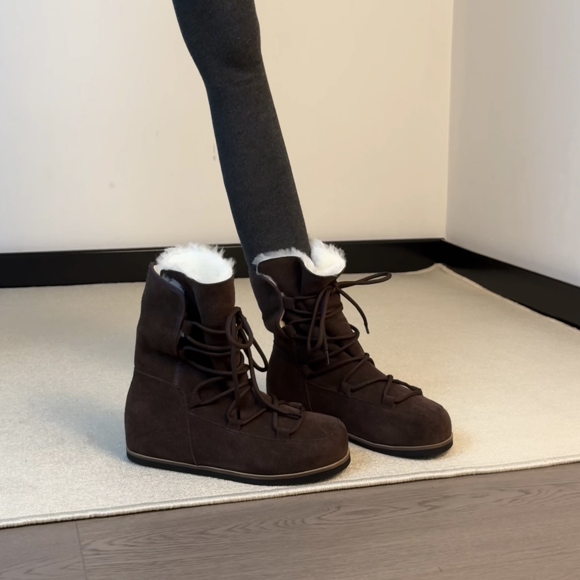 六也「雪国少女」个性皮毛一体内增高圆头系带保暖雪地靴女 L1171