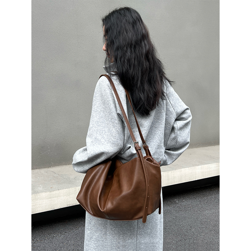 时尚慵懒大容量高级感单肩斜挎包女包2025新款包包通勤秋日穿搭