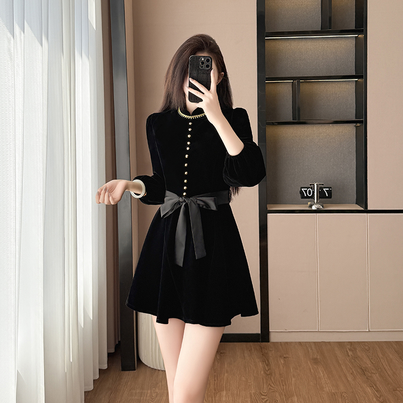 赫本风黑色复古丝绒长袖连衣裙女秋冬季新款气质收腰百搭小黑裙女