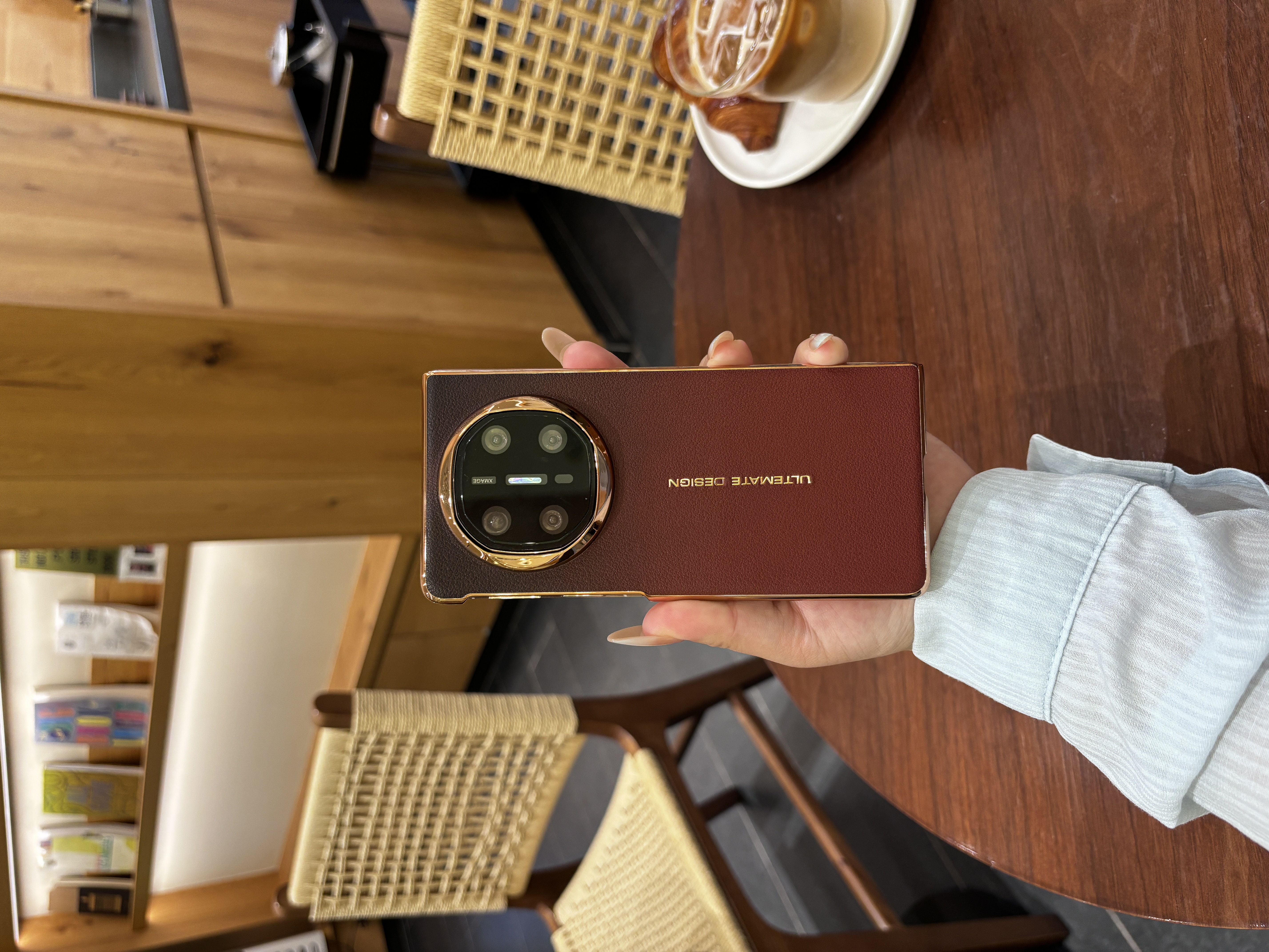 适用华为MateX5/MateX6纯皮定制款渐变电镀手机壳 电镀中轴手机壳