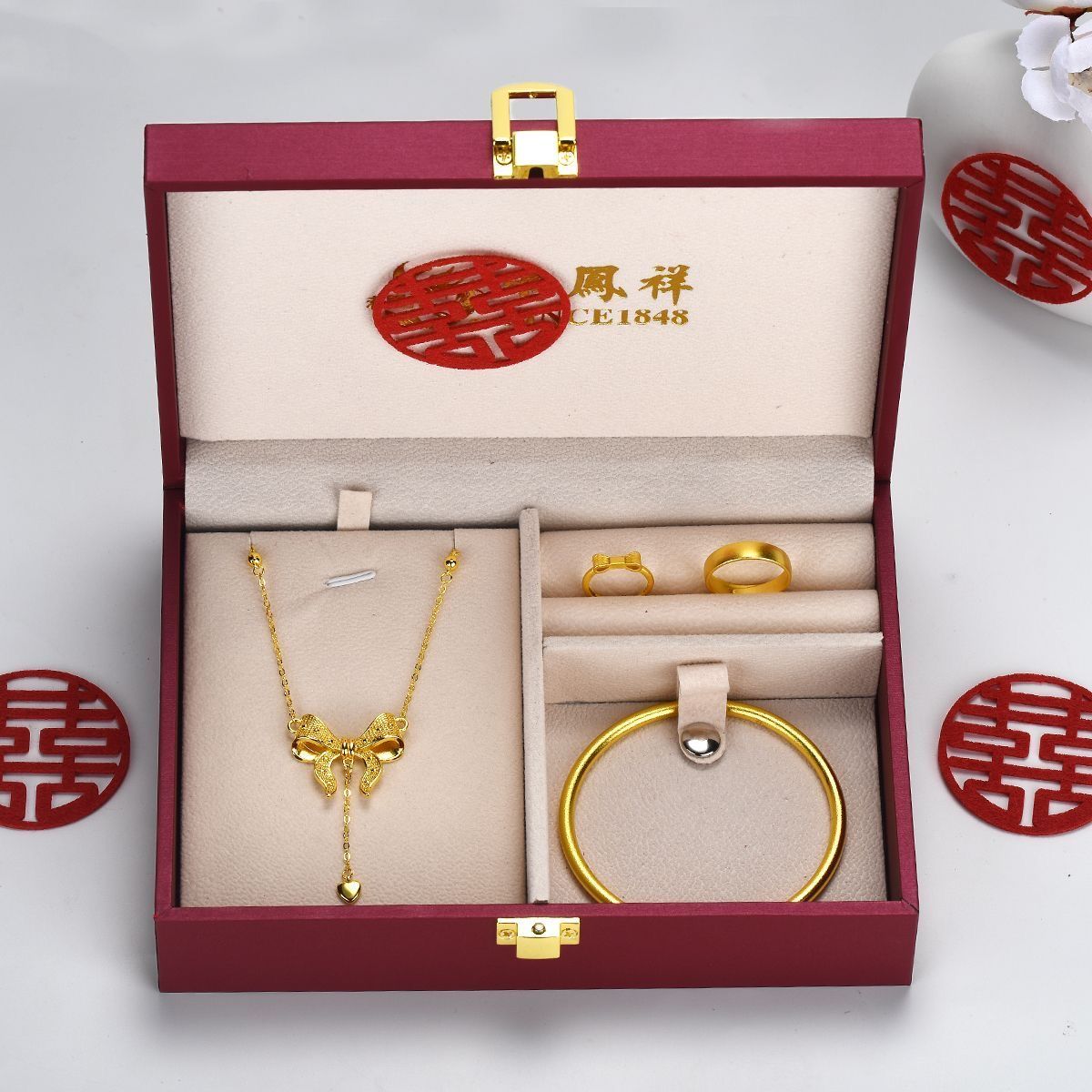 婚庆结婚仿真三金摆台首饰套装订婚道具在逃公主传承女系列的礼盒