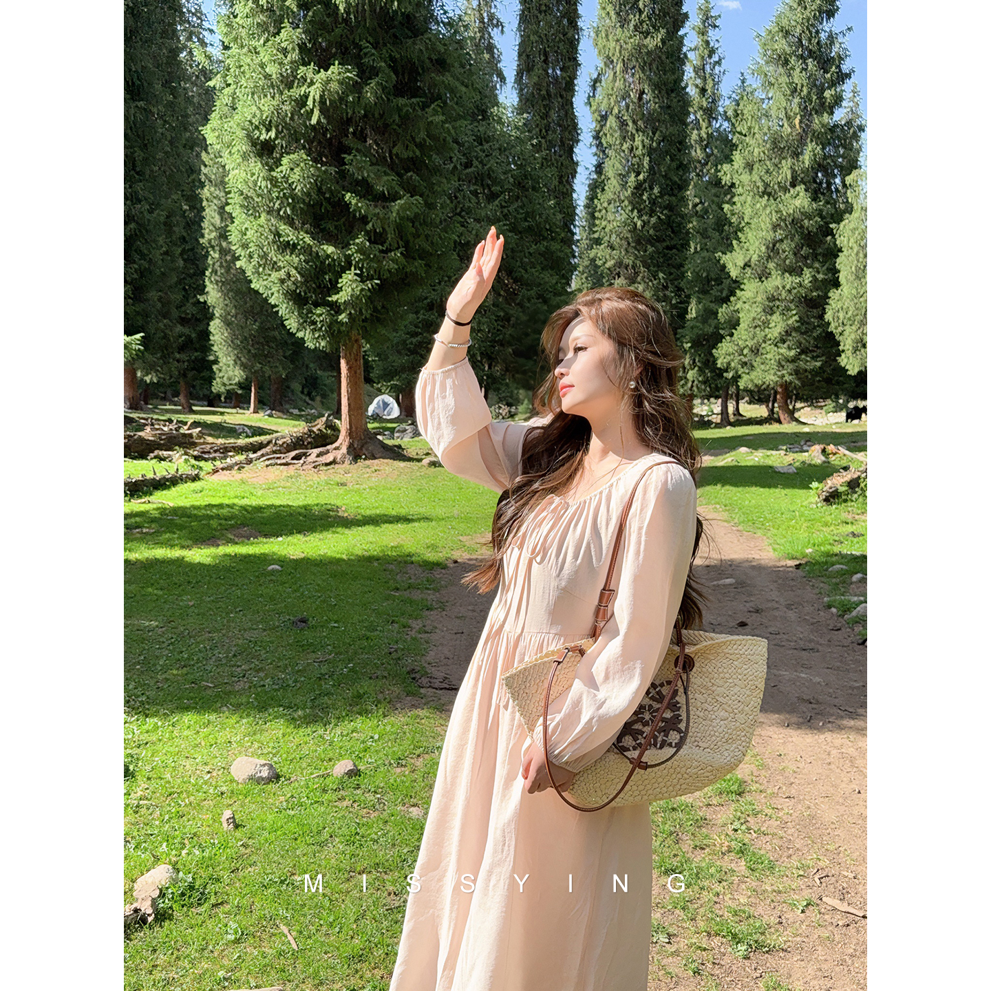 应小姐【莓莓可露丽】微胖大码秋季显瘦度假风宽松设计纯色连衣裙