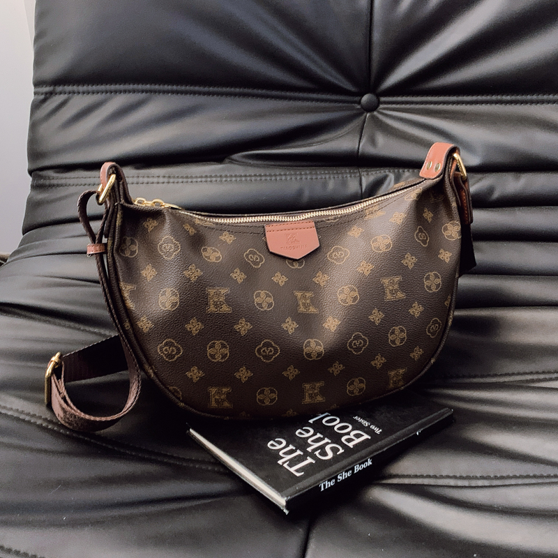 大容量饺子包2026新款上班通勤斜挎包百搭时尚软皮女包休闲单肩包