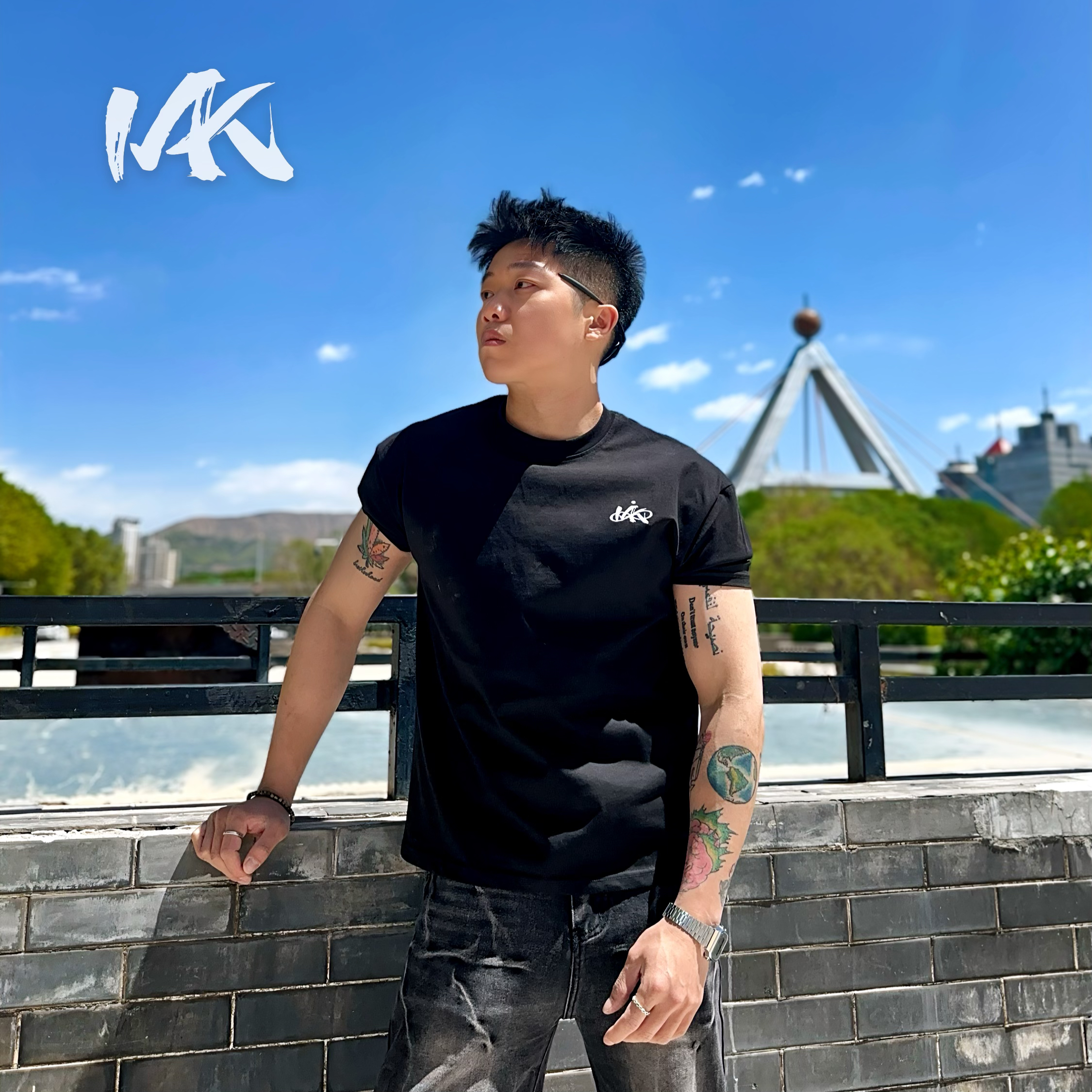 IAK夏季潮流左英文刺绣透气显型显壮健身美式收袖口男士休闲短袖