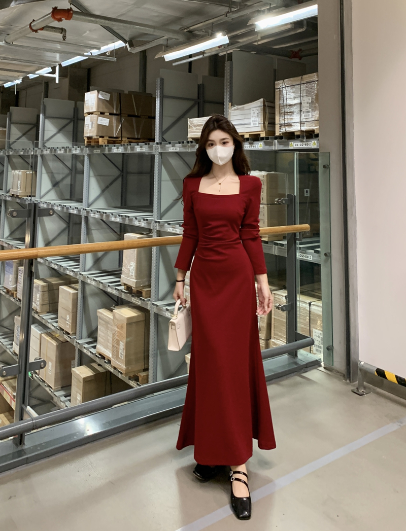 大码早秋时尚港风复古红色方领连衣裙优雅气质法式收腰显瘦长裙