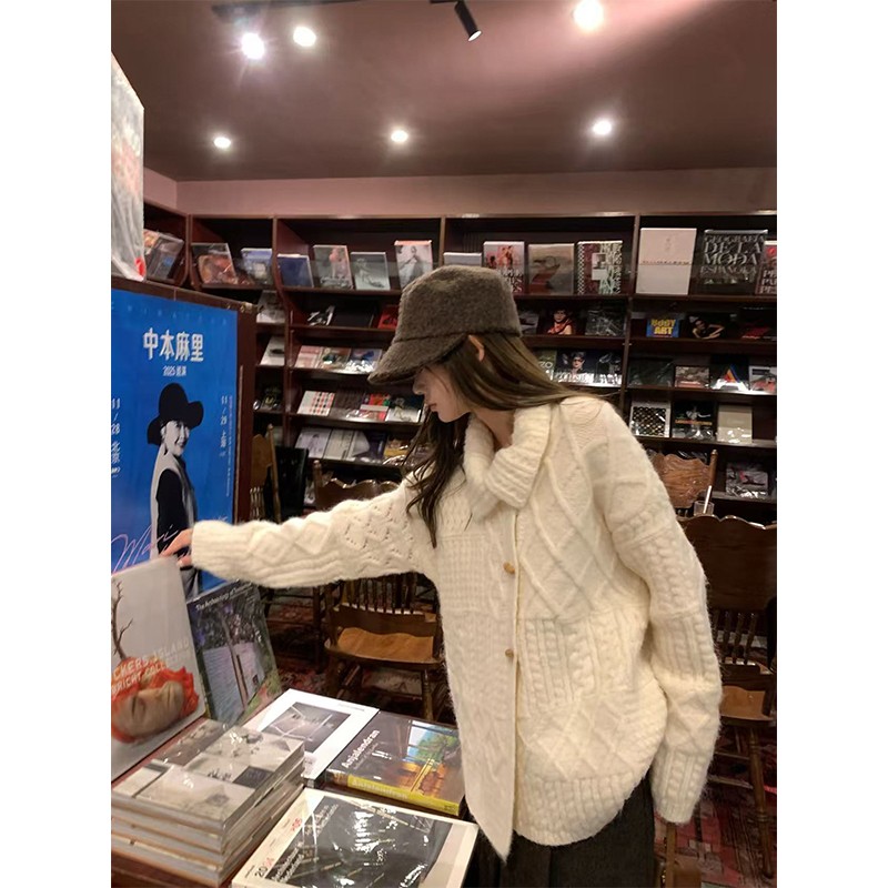 米色大翻领复古麻花毛衣开衫女款冬季加厚宽松慵懒气质高级感外套