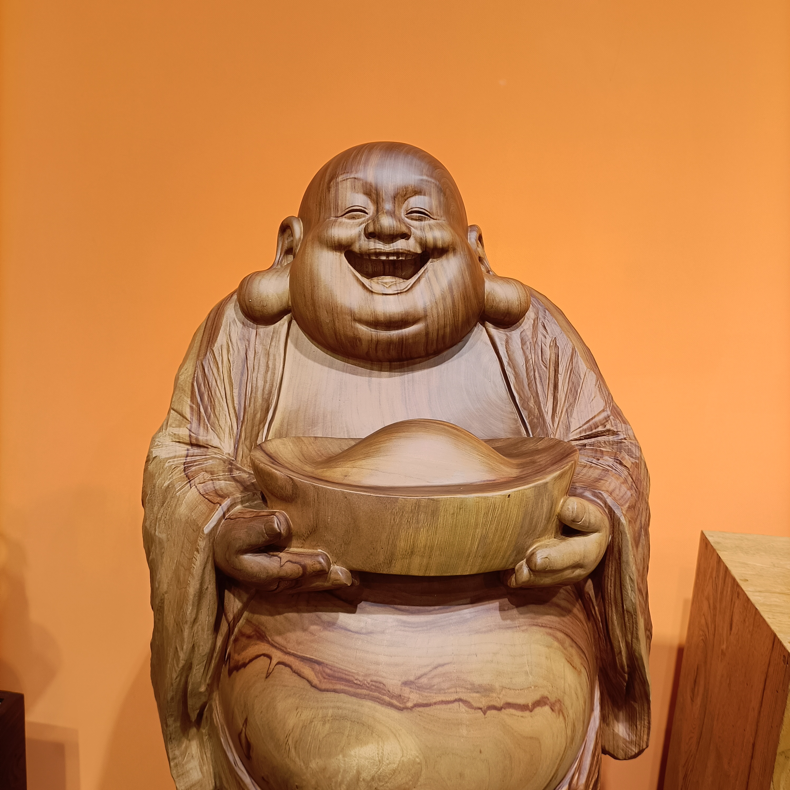 《大肚弥勒》香樟木手工雕刻手捧元宝装饰摆件 尺寸56-41-102