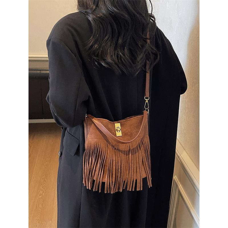 复古流苏包包女2025新款小众秋冬麂皮绒水桶包时尚百搭单肩斜挎包