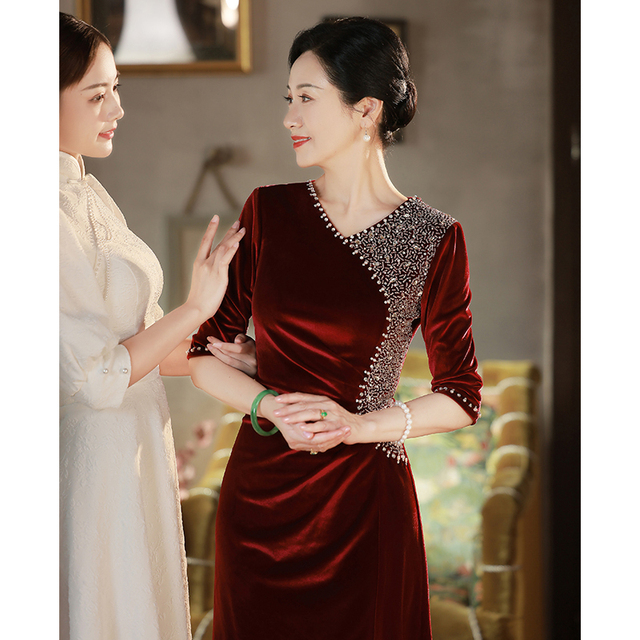 红色妈妈婚宴装晚礼服女高级感秋冬丝绒喜婆婆婚礼喜服高贵年轻