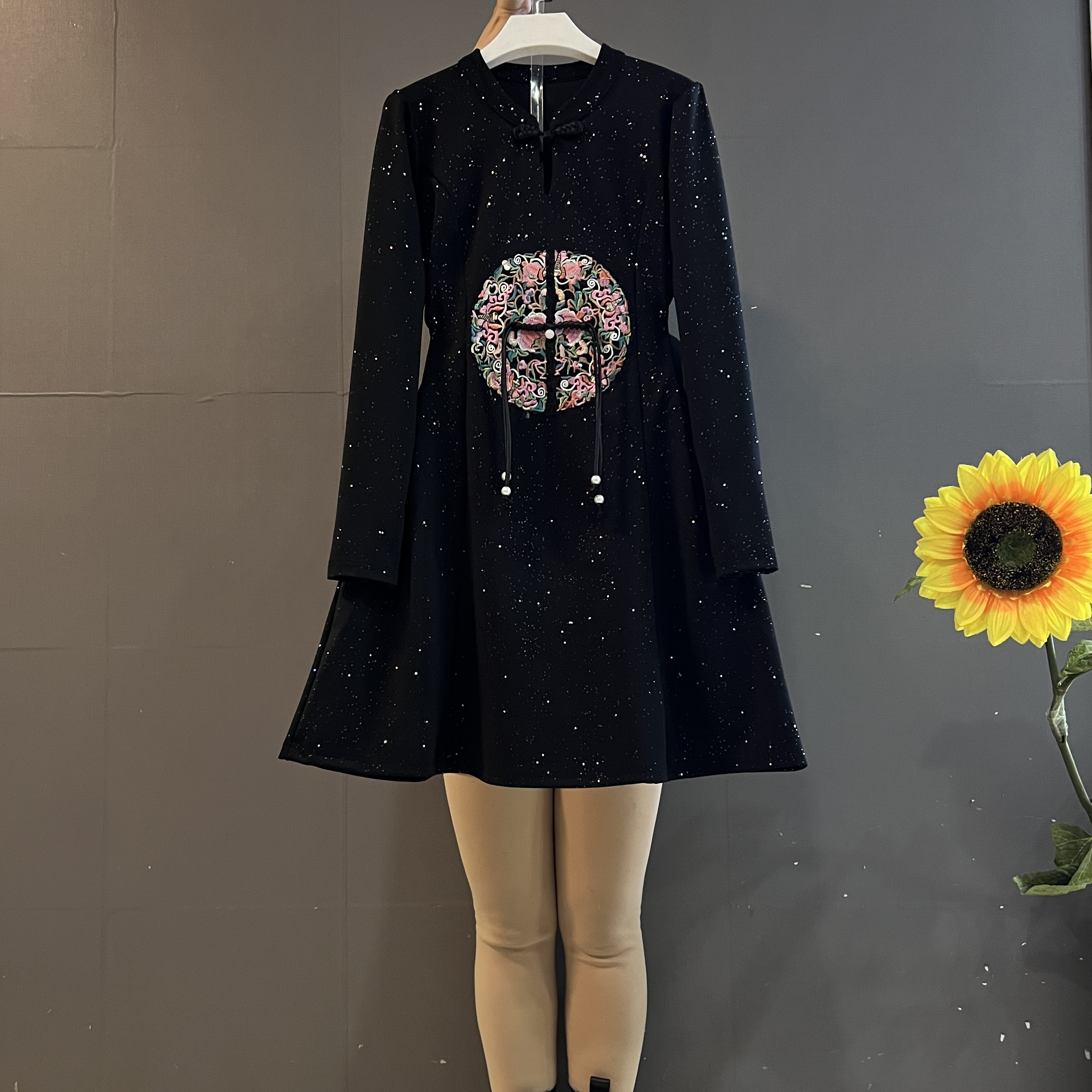 新款时尚新中式重工刺绣复古盘扣显瘦遮肉撒星大码连衣裙