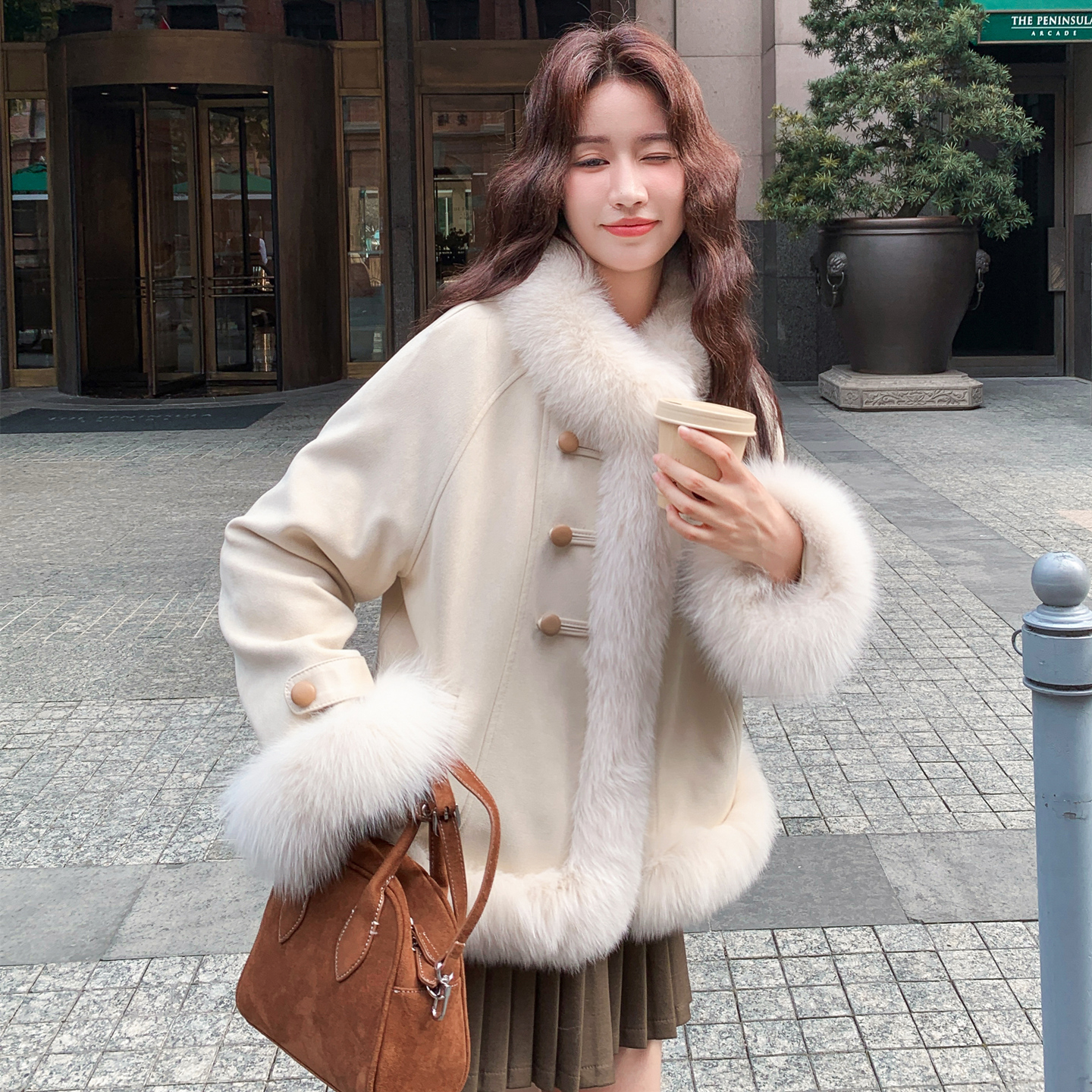 白色富家千金皮毛一体羽绒内胆外套女2025冬季新款名媛风棉服上衣