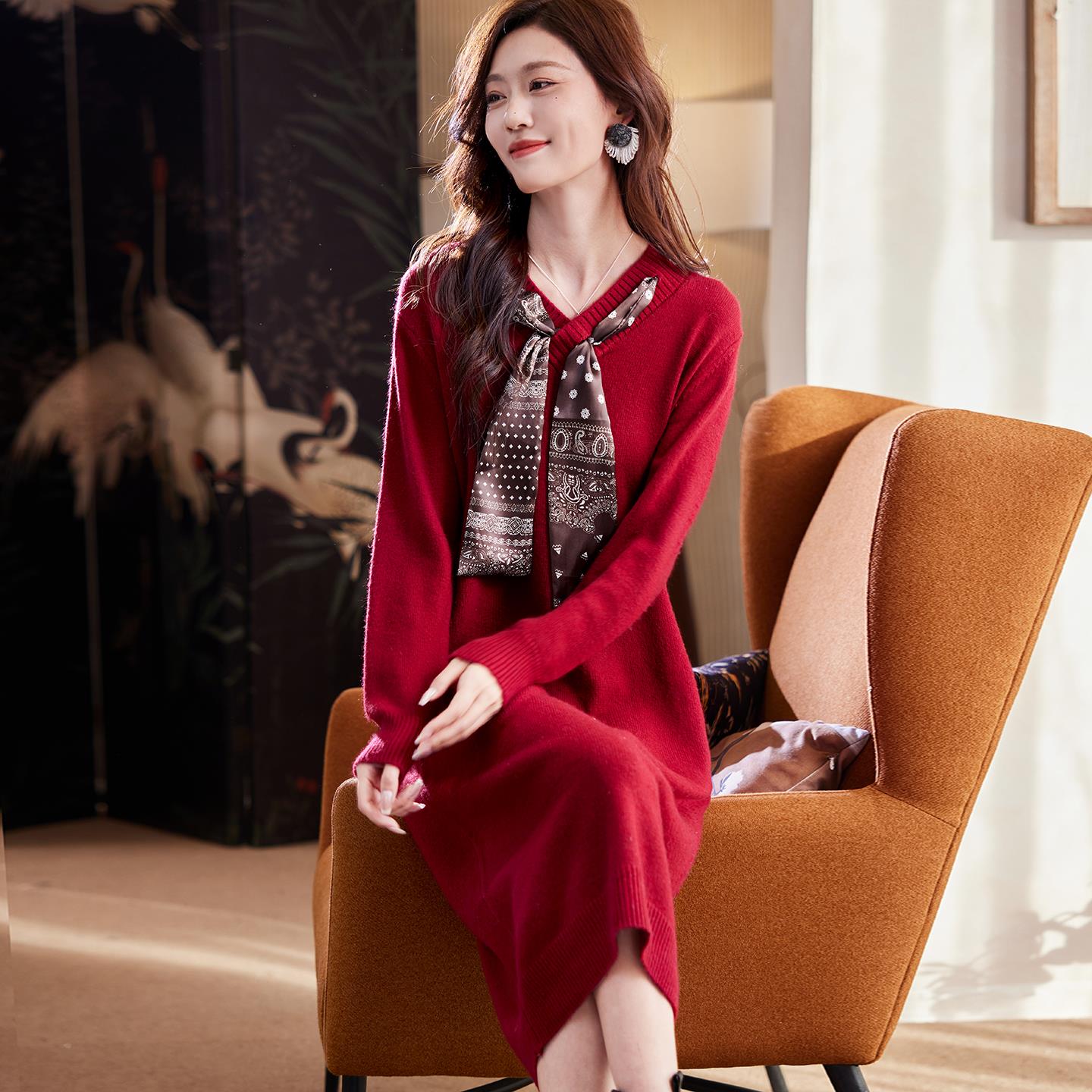 丝巾系带红色针织连衣裙女冬季新款慵懒风气质宽松显瘦跨年毛衣裙