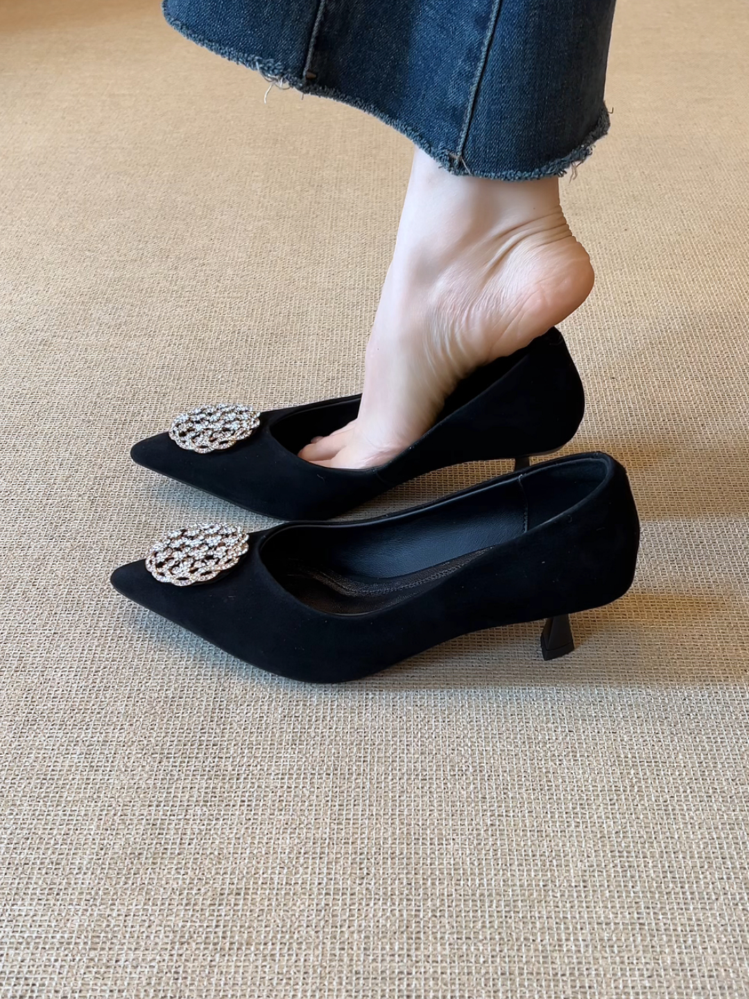 Elingjk/5cm复古气质尖头水钻圆扣浅口细跟通勤优雅高跟单鞋