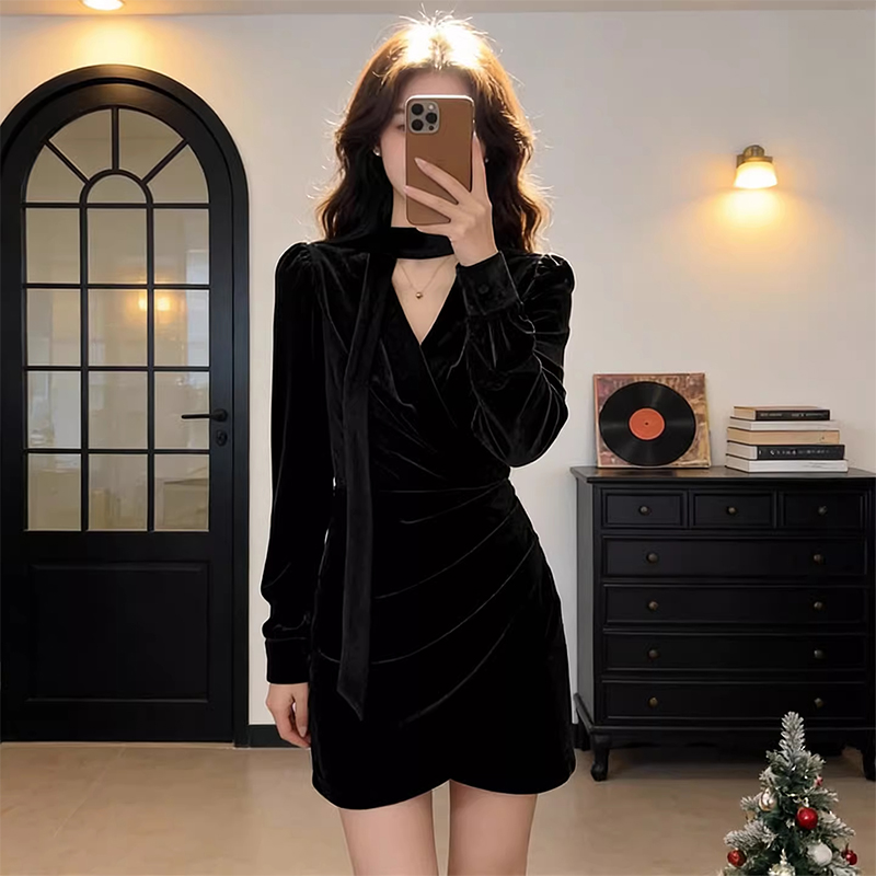 法式气质飘带V领丝绒连衣裙女2026早春新款高级气质绝美包臀短裙
