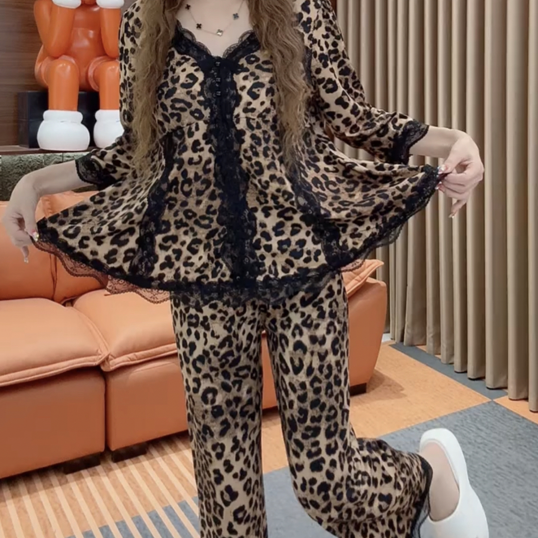 时尚减龄蕾丝花边宽松大码秋冬女睡衣家居服
