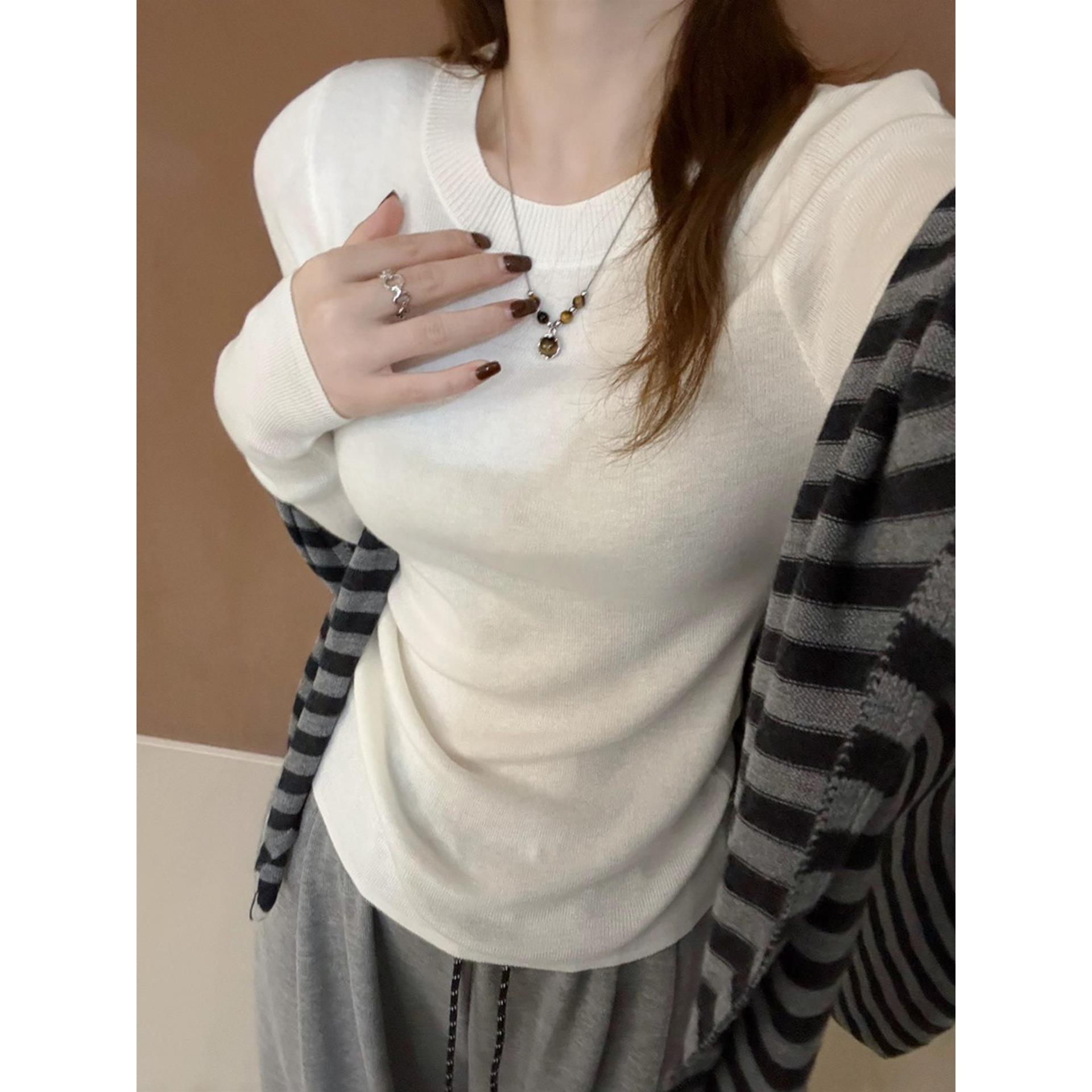 白色圆领针织打底衫女内搭春秋修身紧身亲肤羊毛毛衣正肩长袖上衣