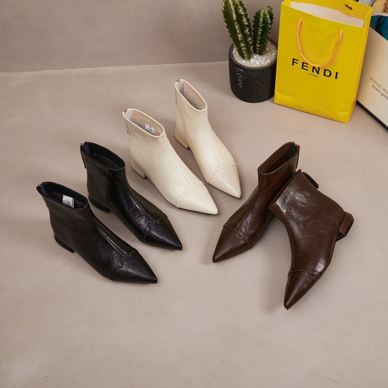 2688-1-小跟鞋短靴女2025新款尖头马丁靴小个子粗跟瘦瘦靴-RMR