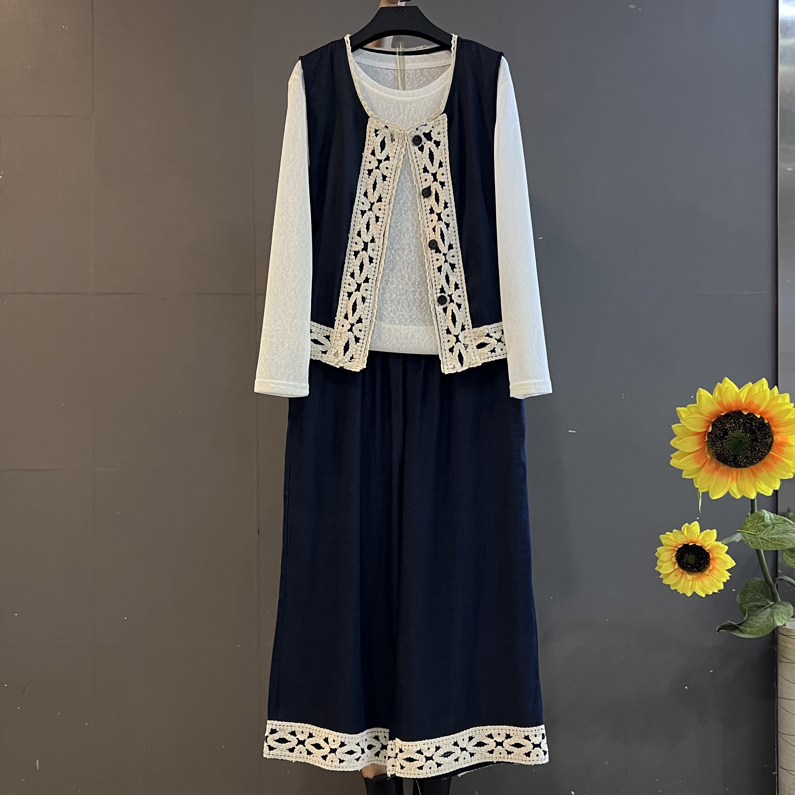 新款时尚减龄高级感圆领马甲打底衫阔腿长裤蕾丝边洋气显瘦三件套