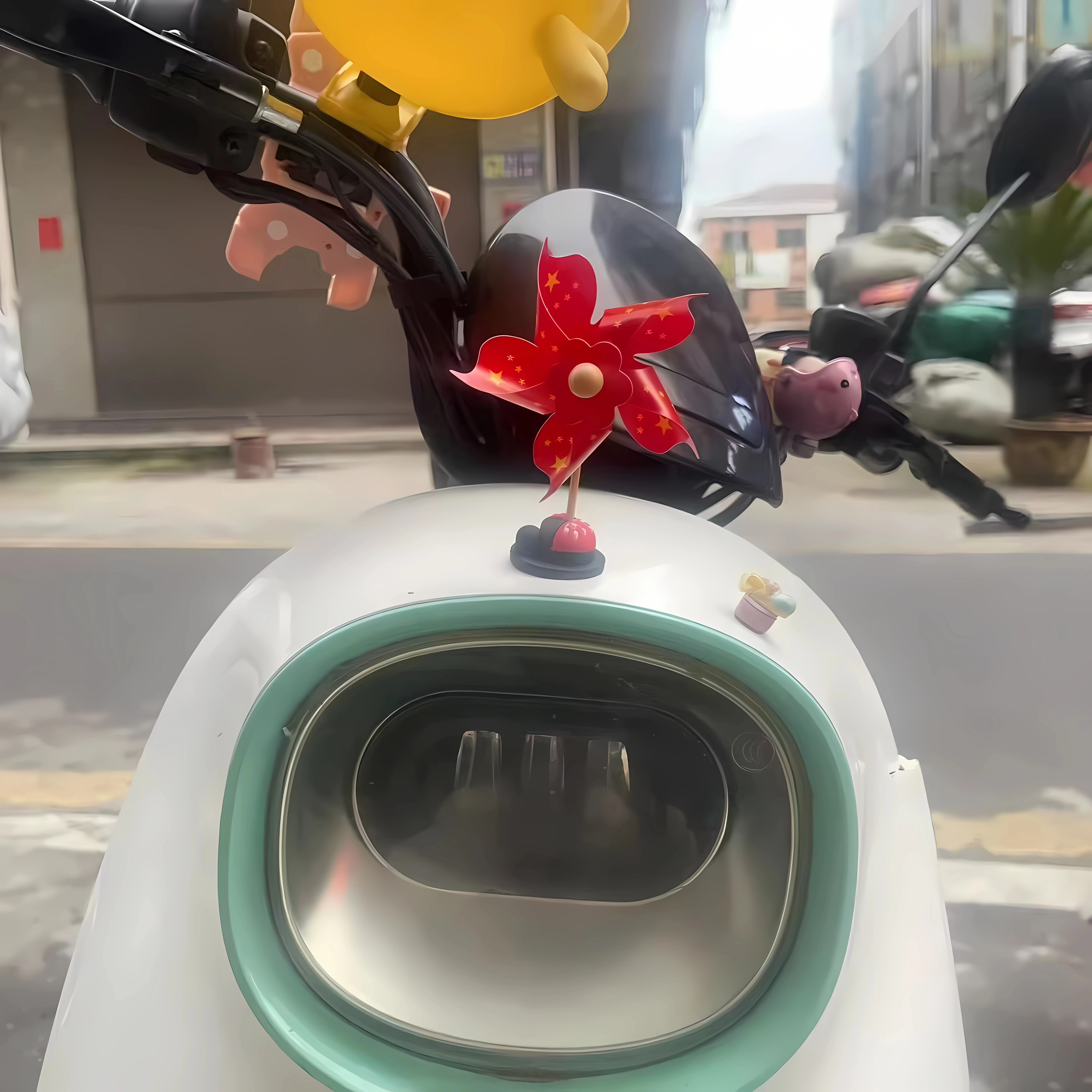 国庆小红旗摩托车载摆件旋转汽车中控台电动车内饰国旗风车装饰