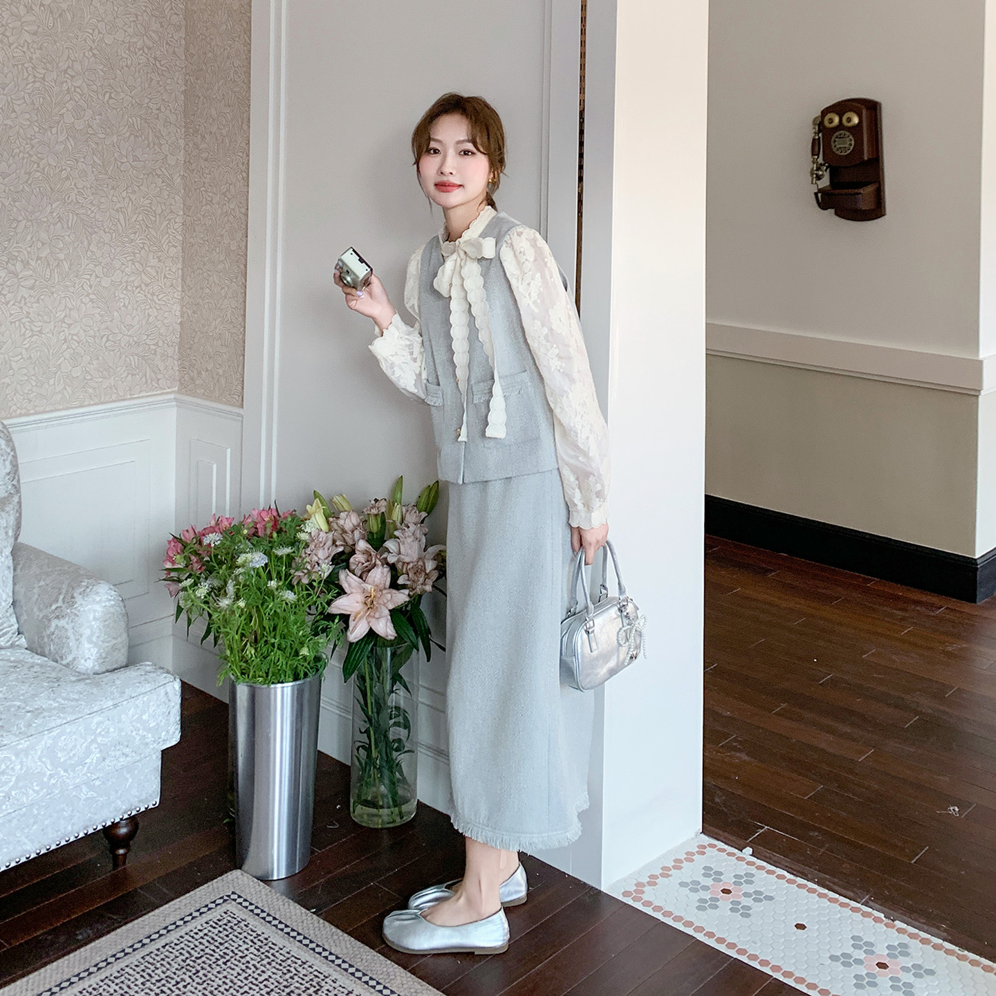 法式轻奢高级感早秋穿搭2025新款蕾丝上衣小香风马甲半身裙三件套