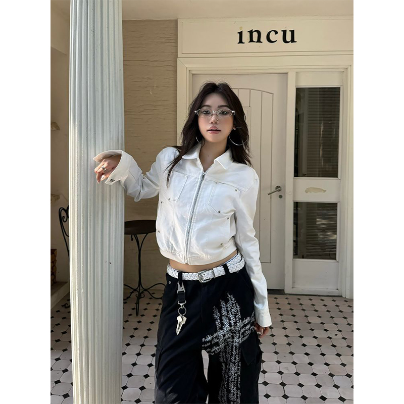 复古白色翻领外套女秋季2025美式设计感小众宽松短款铆钉夹克上衣
