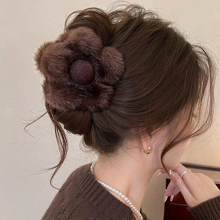 美拉德毛绒花朵抓夹女气质百搭鲨鱼夹2025新款高级感盘发夹发饰秋