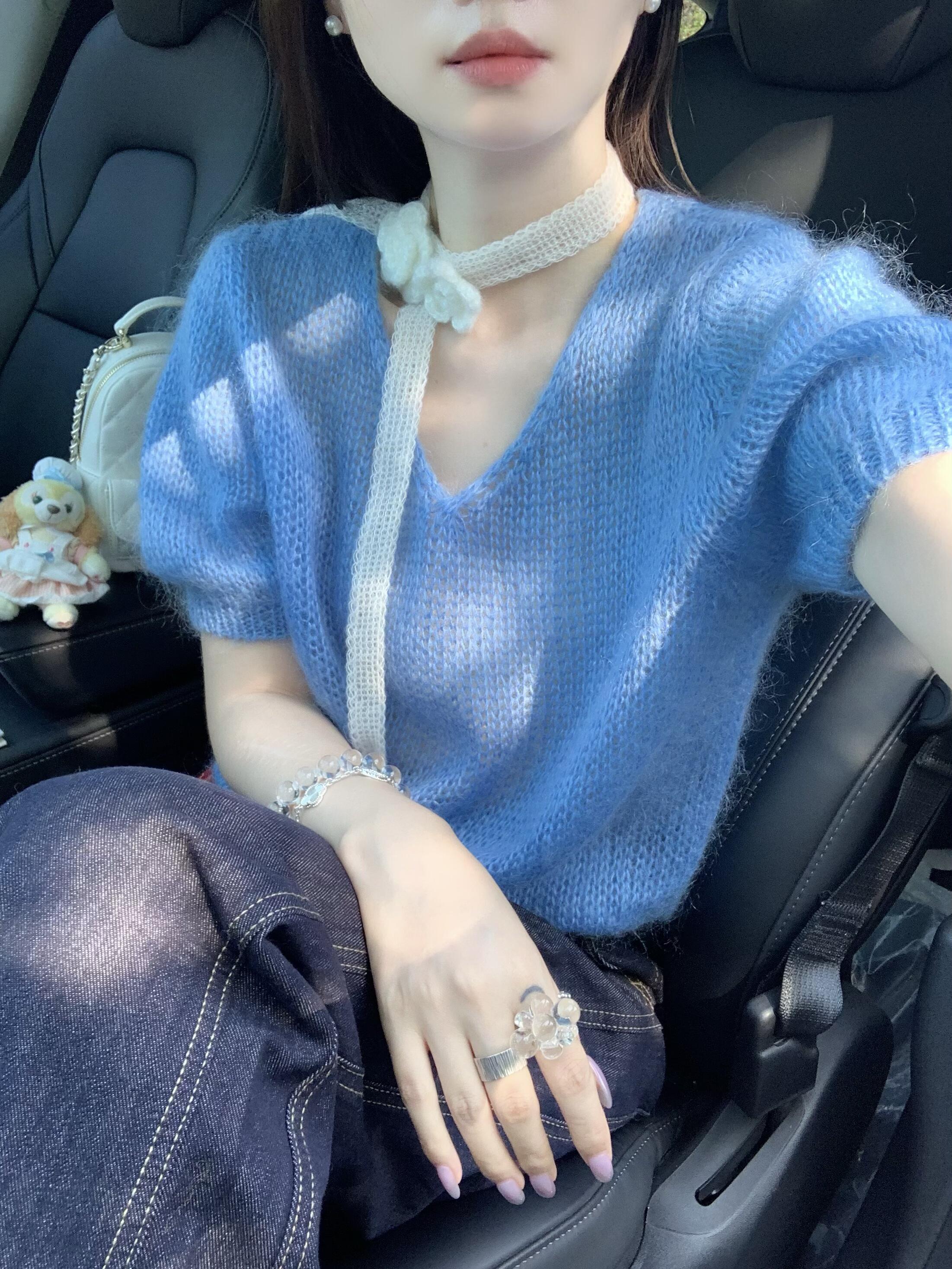 秋季新款韩系简约高级感克莱因蓝上衣V领针织短袖宽松初秋气质女