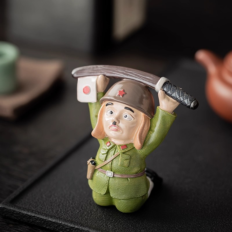 变色茶宠日本大兵下跪摆件喝茶把玩茶台摆件茶桌面装饰品茶盘配件