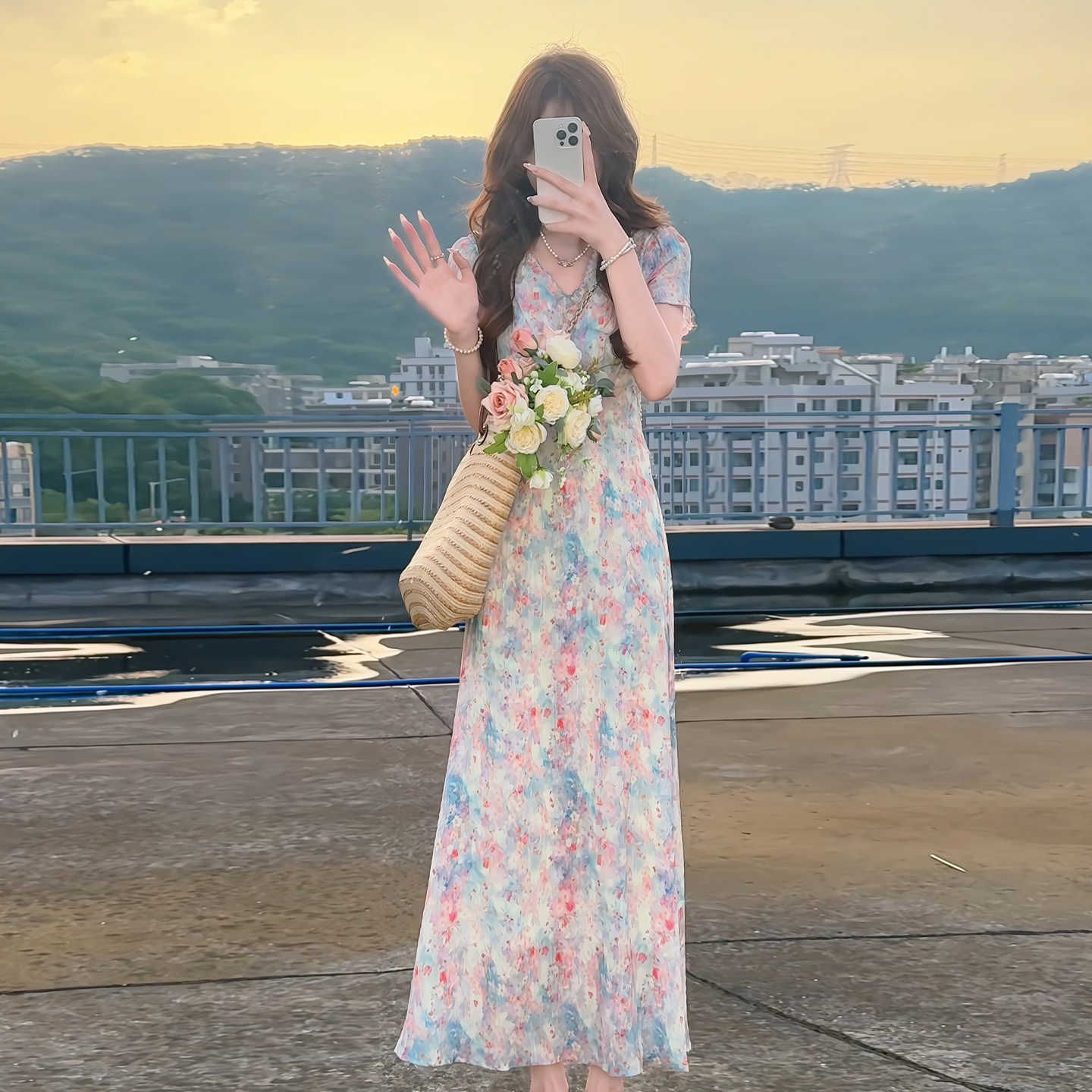 法式v领碎花连衣裙子女夏季2025新款海边度假知性风衣服掐腰长裙