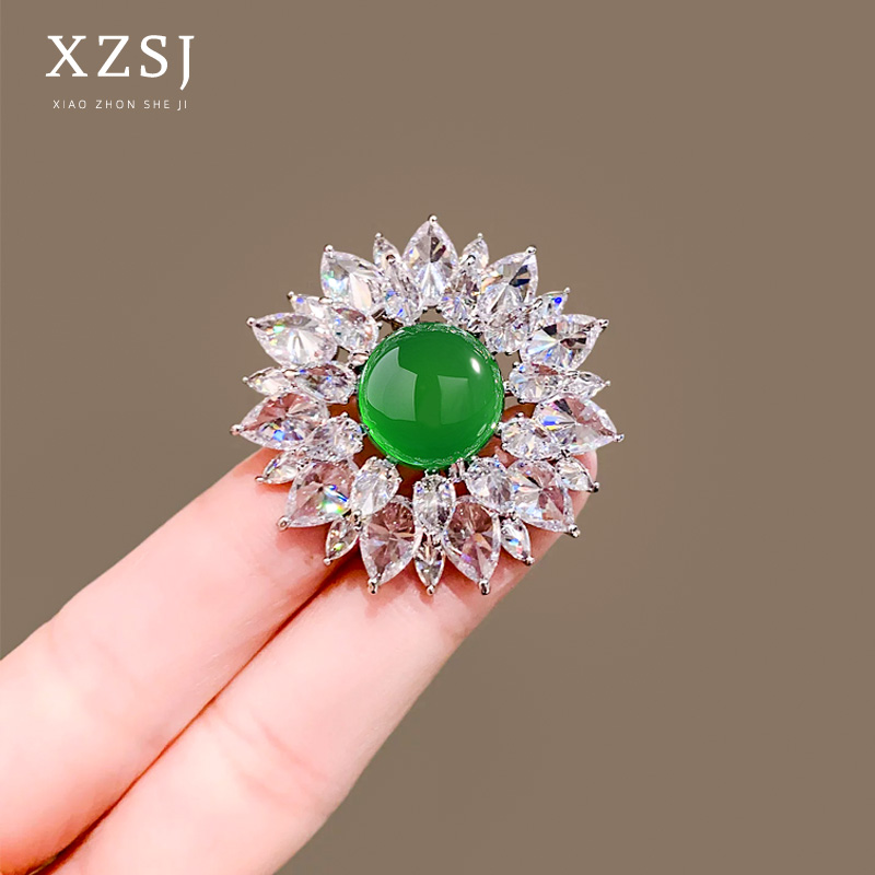 铜锆石胸针 新款绿色仿玉髓胸花女轻奢高档国风水晶花朵别针配饰