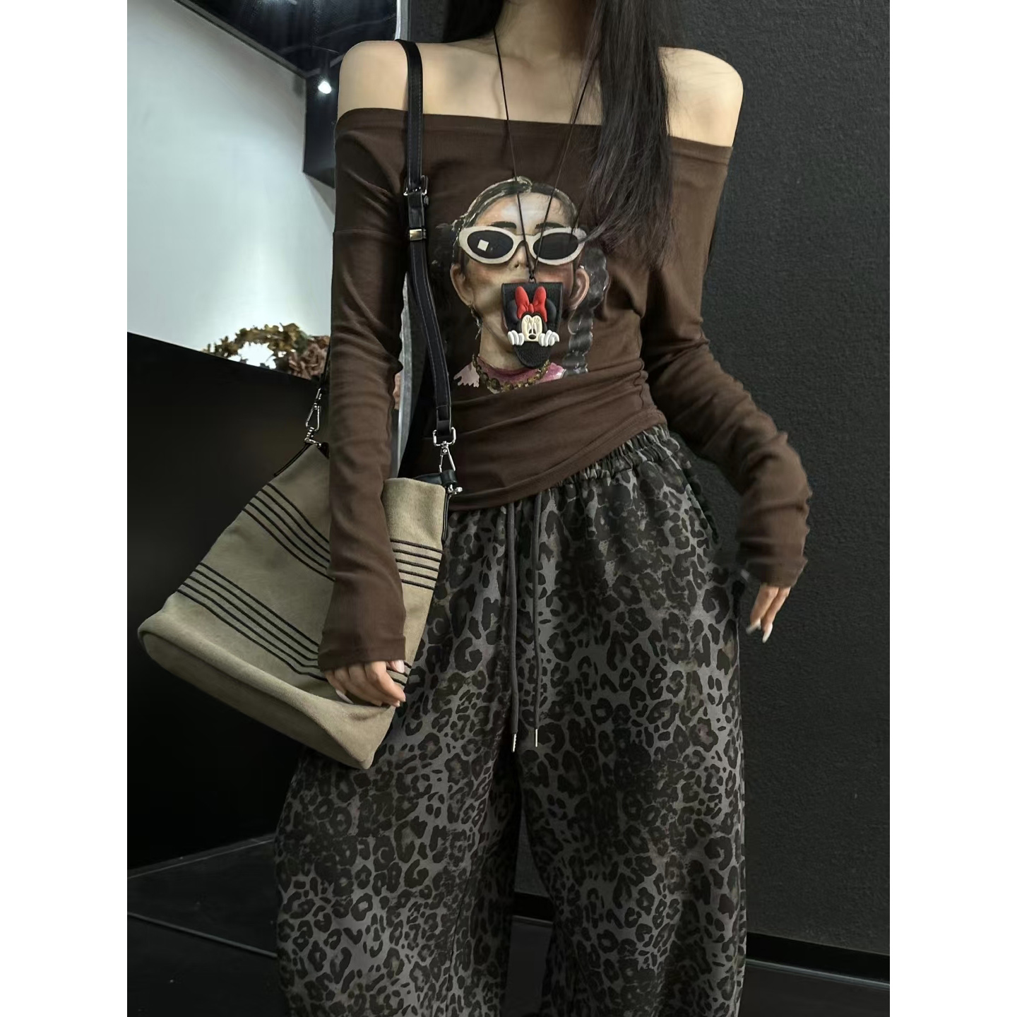 2025早秋新款韩版时尚设计感百搭显瘦辣妹斜肩印花长袖T恤女上衣