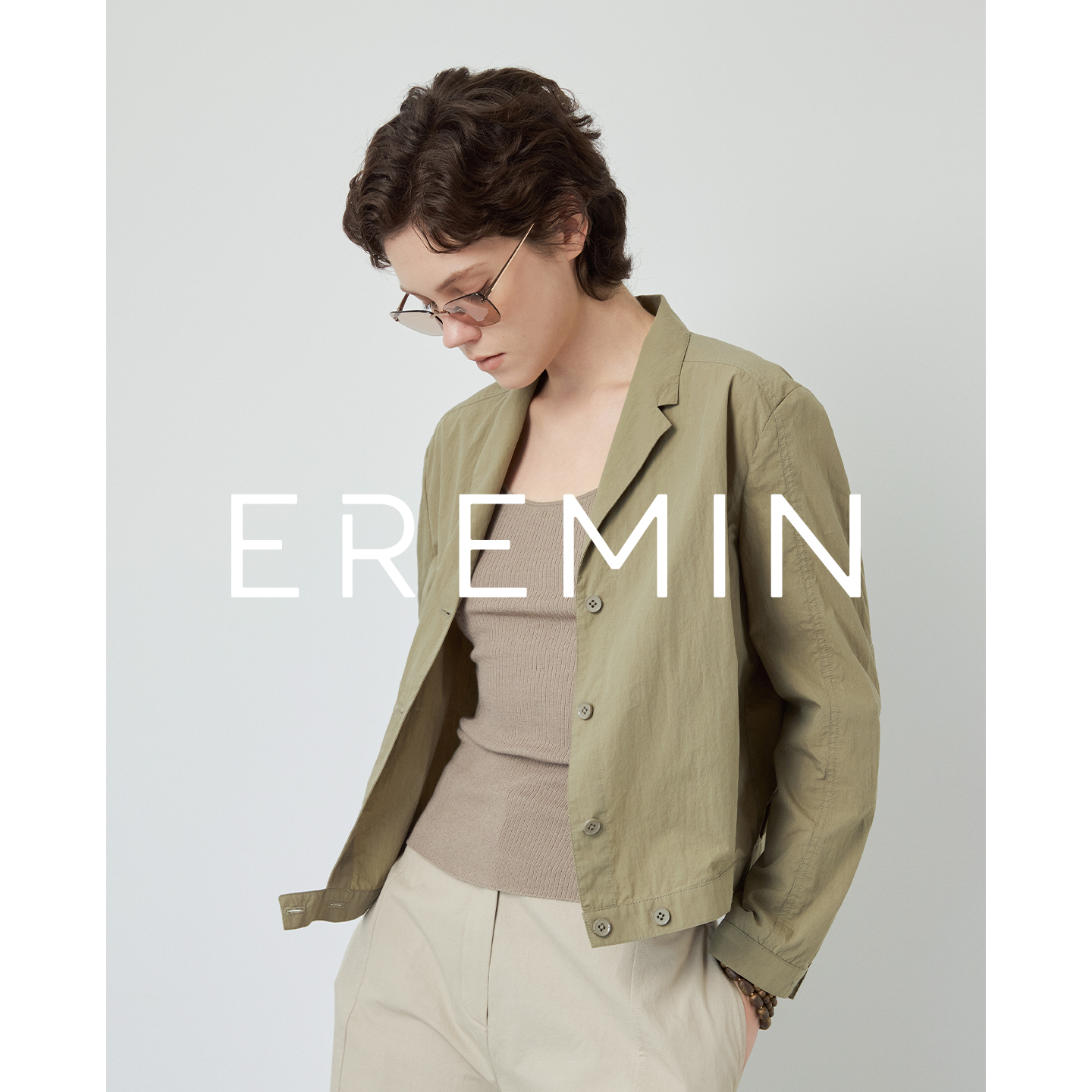 豆绿短外套/定染低饱和豆绿色平驳领外套55693