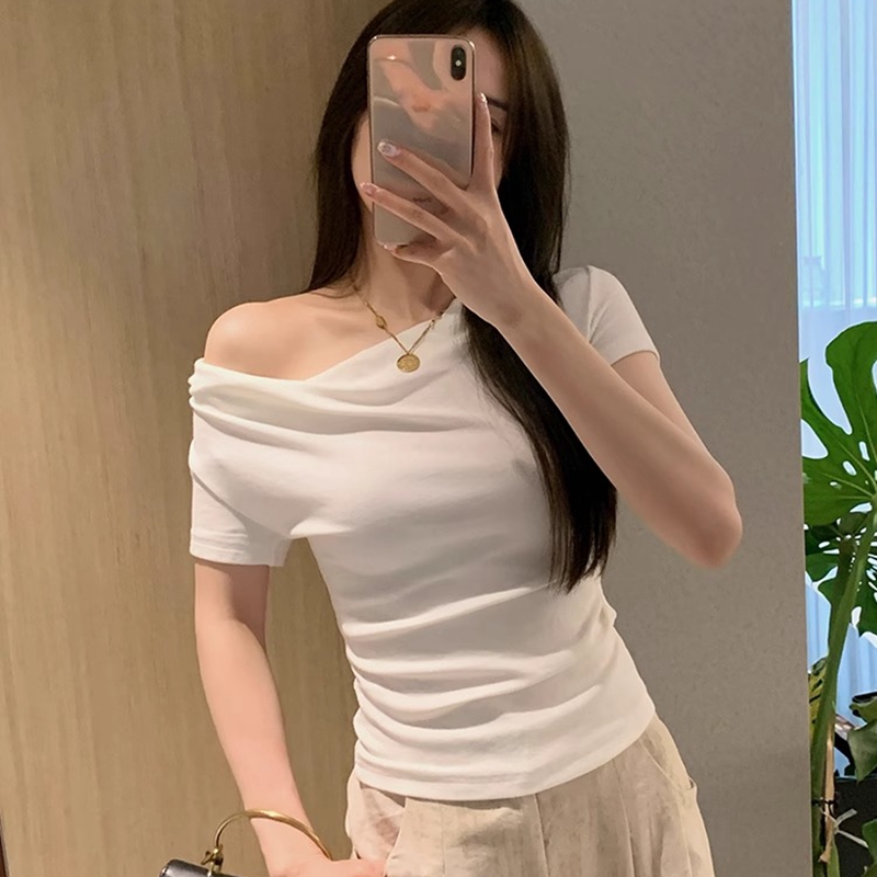 白色一字肩T恤女夏新款锁骨修身收腰露肩短袖纯欲设计感斜肩上衣