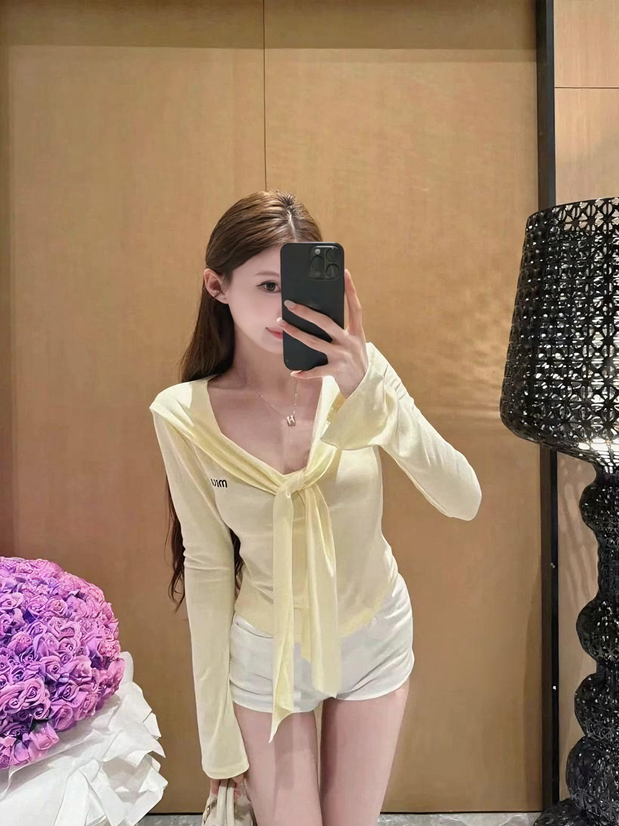 MIU印花辣妹休闲风长袖宽松V领T恤女设计感外搭纯欲修身上衣秋冬