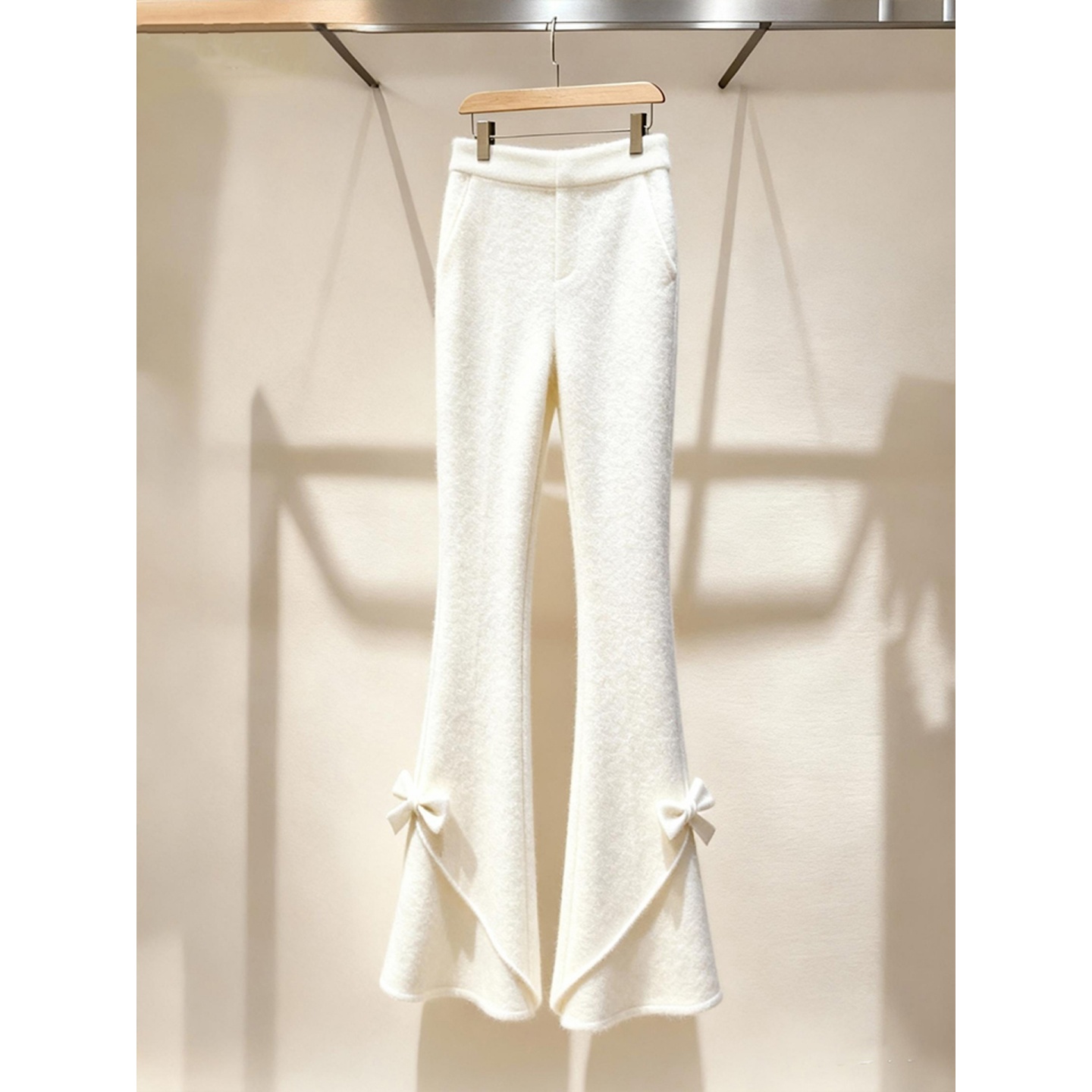 白色针织微喇裤2025冬季巨好看时髦轻奢高级感加厚蝴蝶结加厚裤子