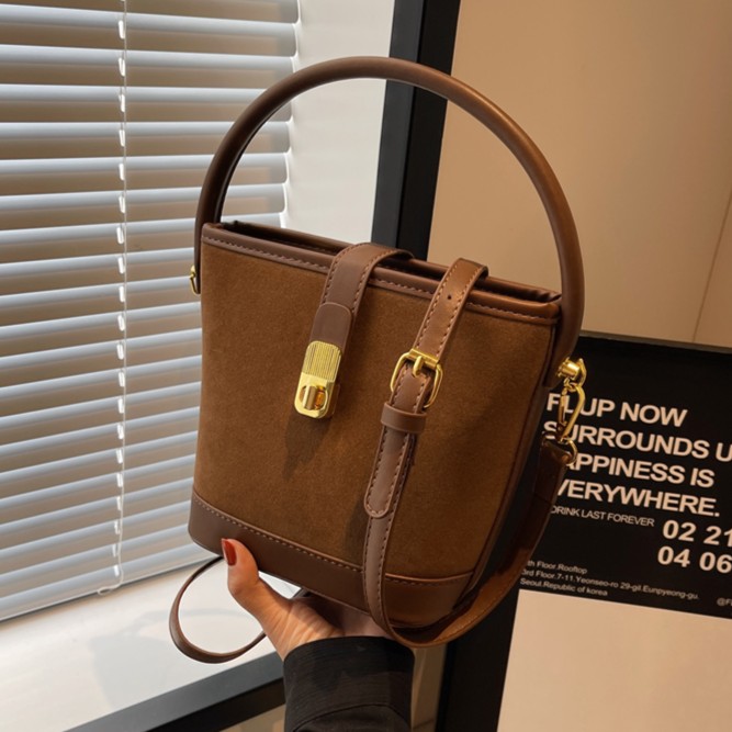 2025新款秋冬复古斜挎包今年流行小包包女包高级感磨砂手提水桶包