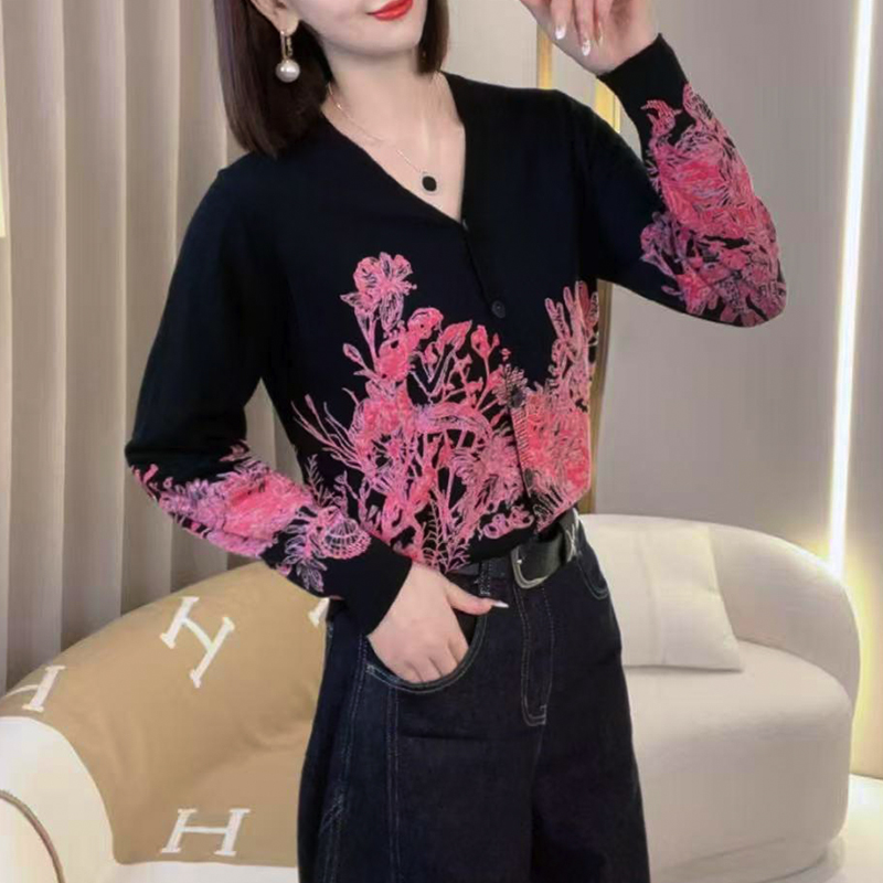 2025秋季新款V领提花针织开衫女时尚百搭宽松复古设计感显瘦上衣
