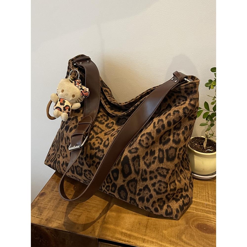 秋冬流行豹纹大容量女包2025新款休闲百搭斜挎包覆古通勤单肩包