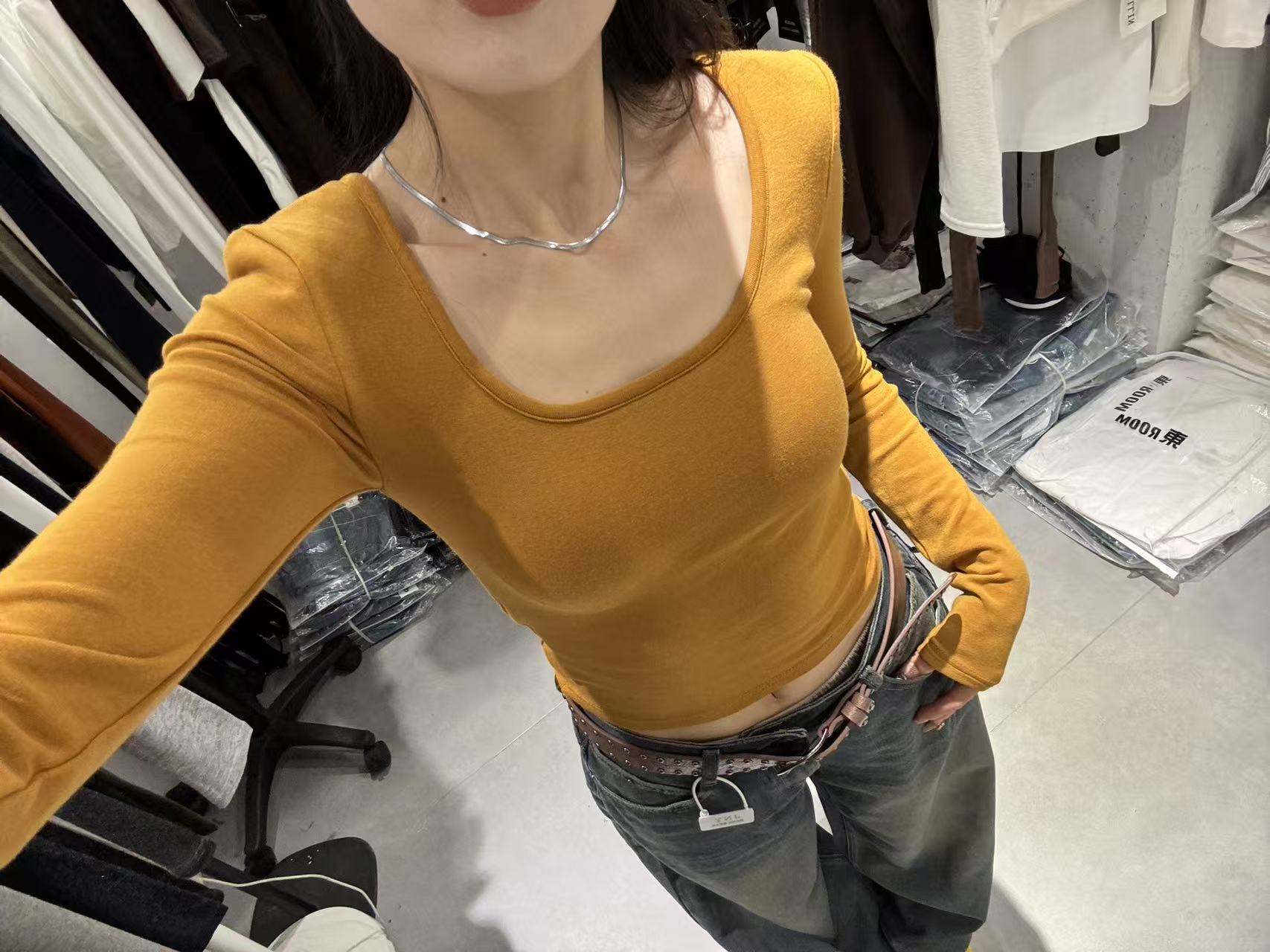 熊小姐家2025秋季方领口自带胸垫纯欲风通勤长袖抗皱短款T恤女