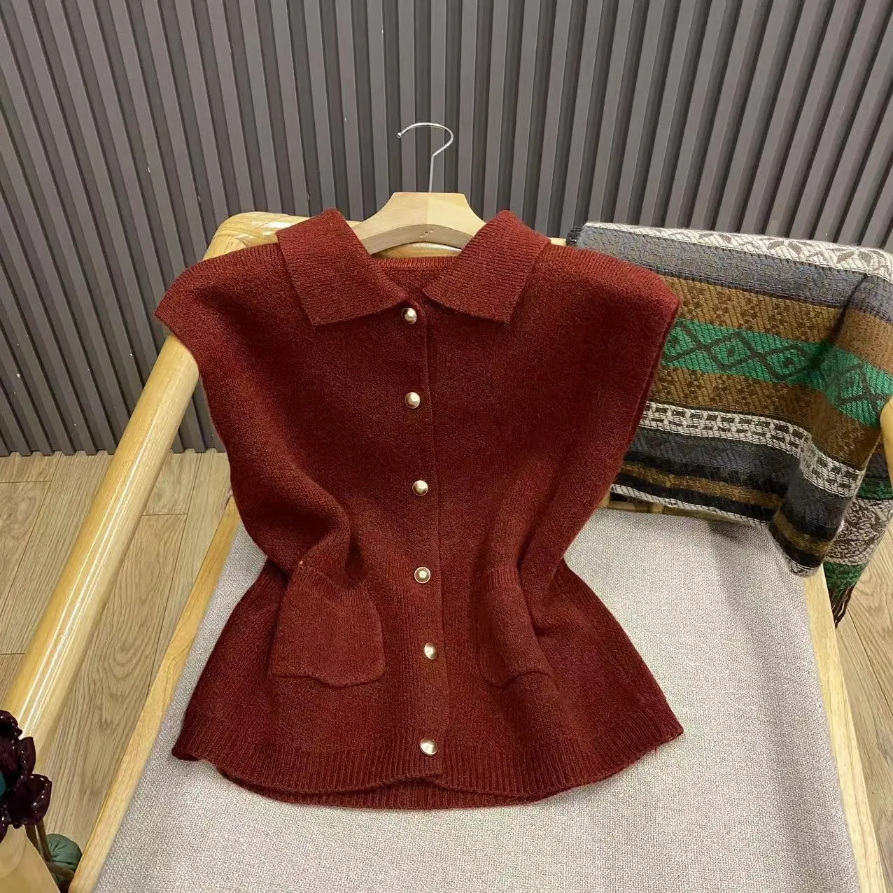 秋冬翻领金扣针织马甲开衫宽松休闲纯色百搭叠穿背心女Z251030