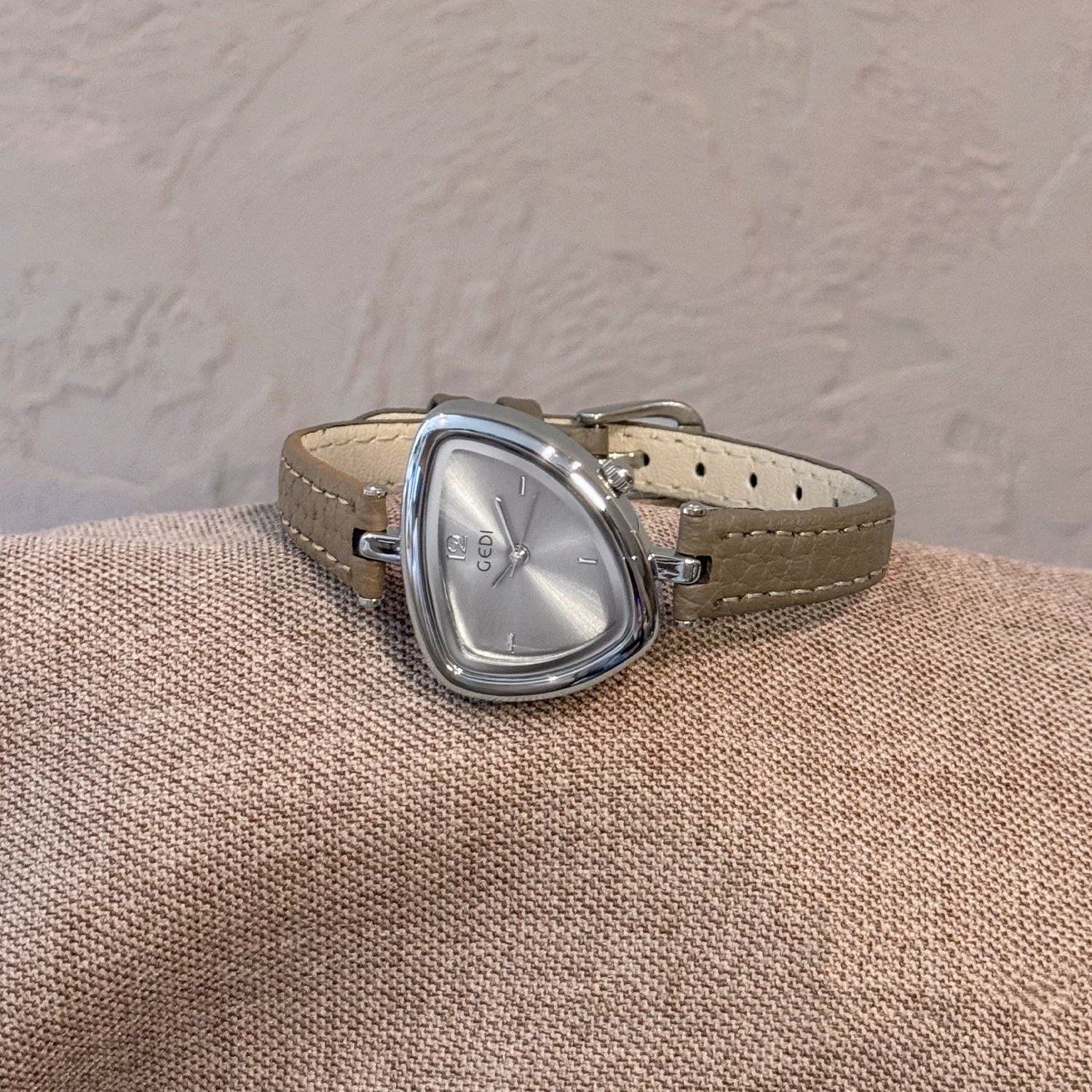 新款不规则三角盘轻奢小众设计高级感手表女士职场上班族百搭手表