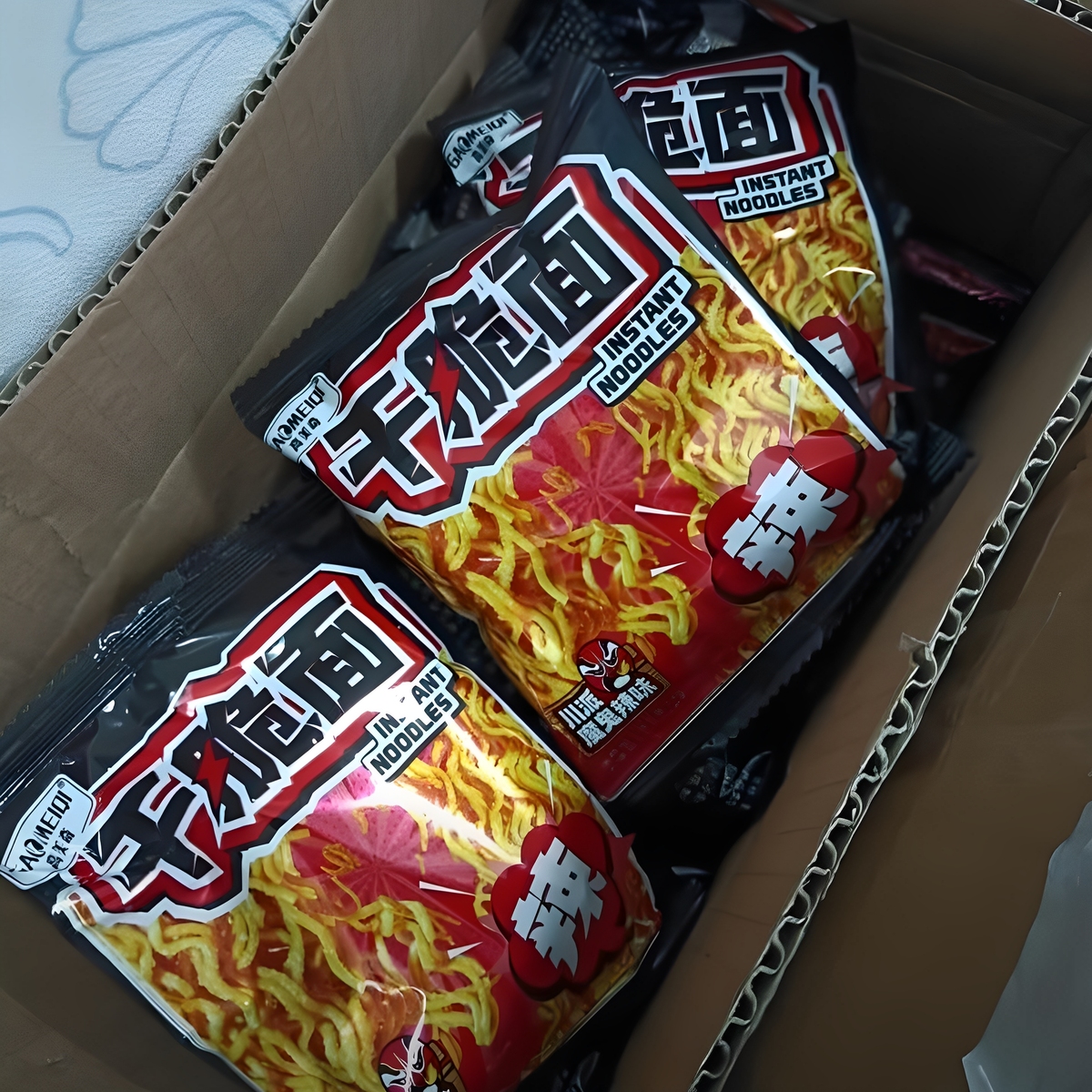 高美奇干脆面魔鬼辣味掌心脆爆辣方便面零食开袋即食买25袋送5袋