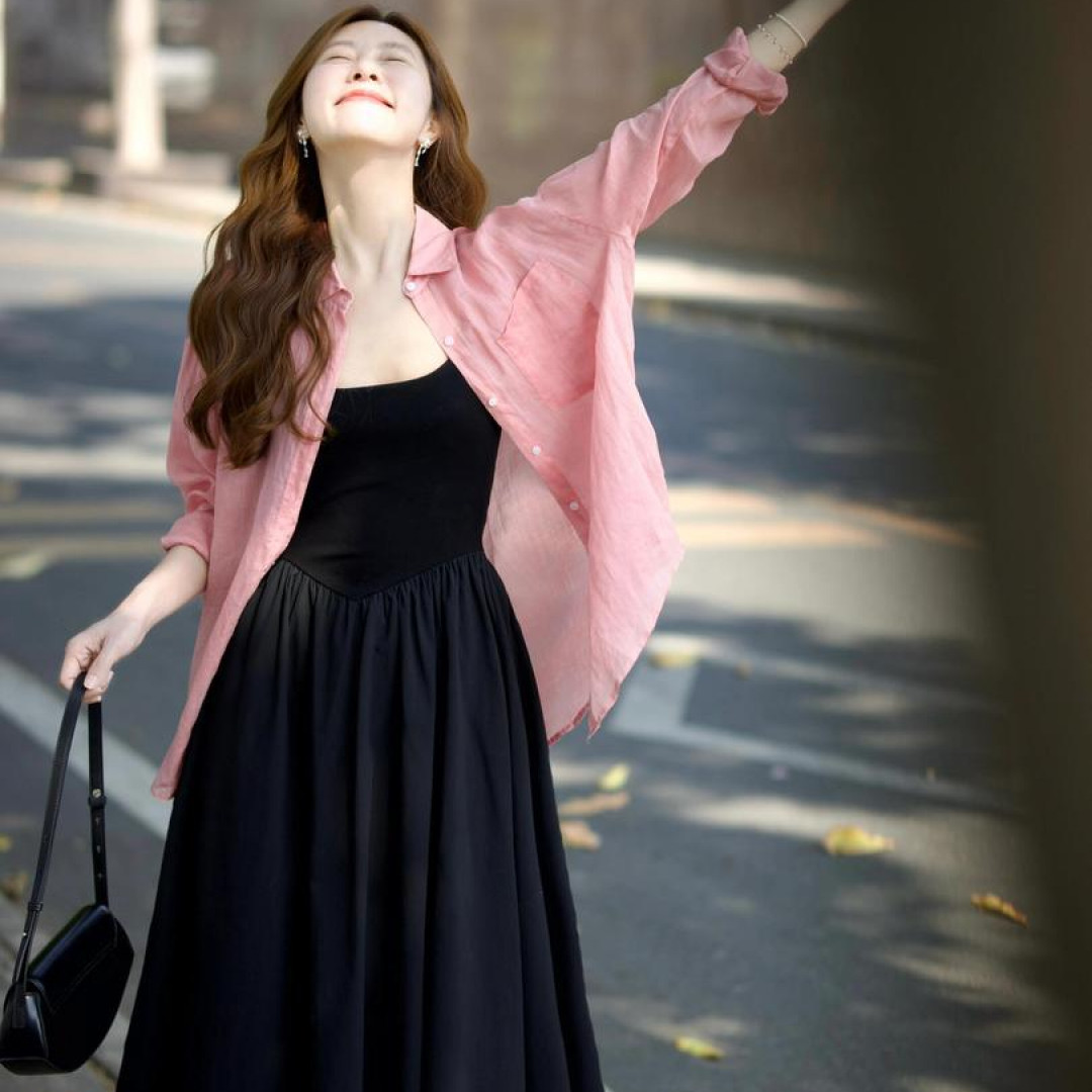 2025春夏韩版温柔风粉色衬衫上衣女搭配黑色吊带连衣裙气质两件套