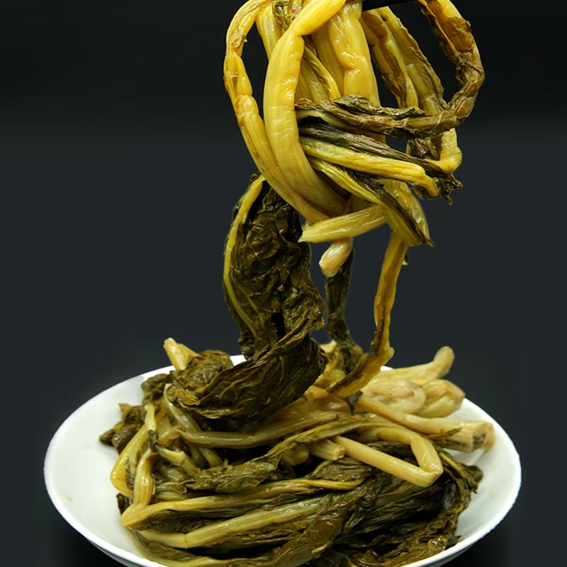 陕南当季酸菜酸溜溜脆生生的吃面条吃米粉吃凉粉吃搅团