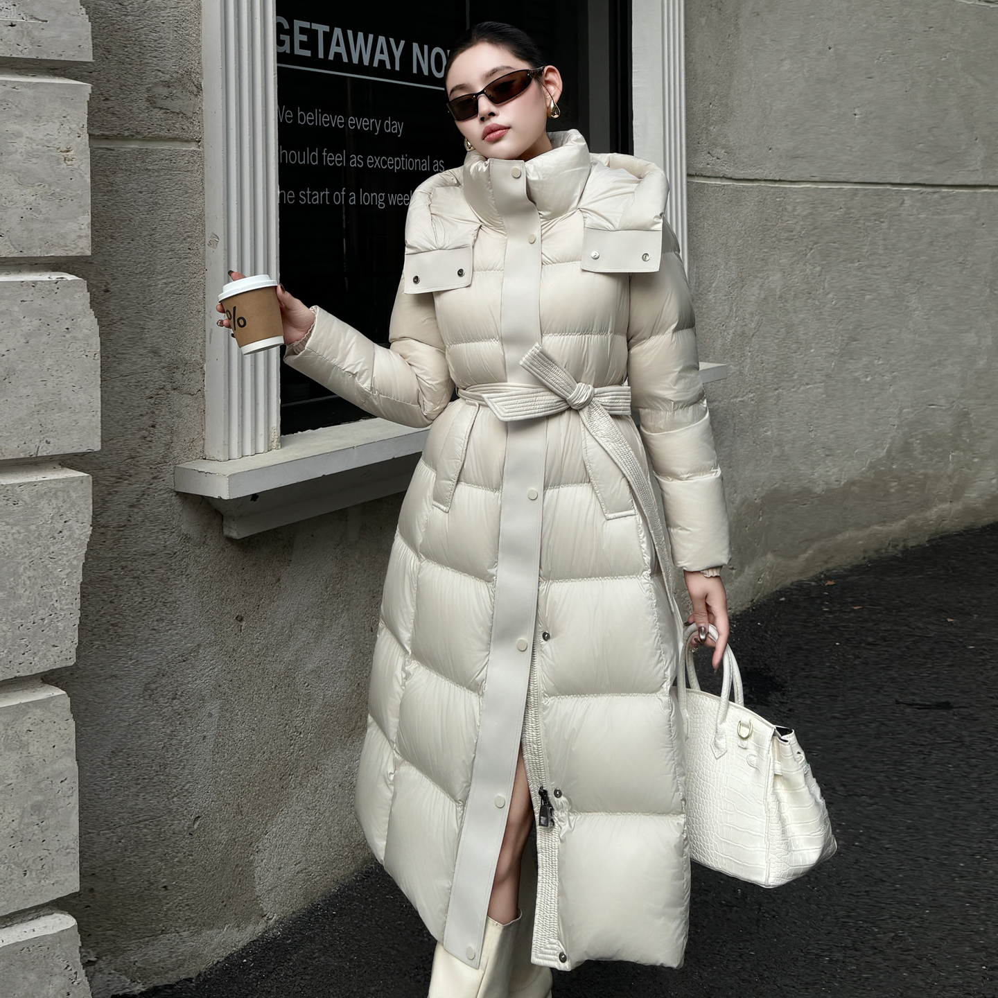 2025冬季新款泡芙感90%白鸭绒过膝长款收腰显瘦连帽羽绒服女外套