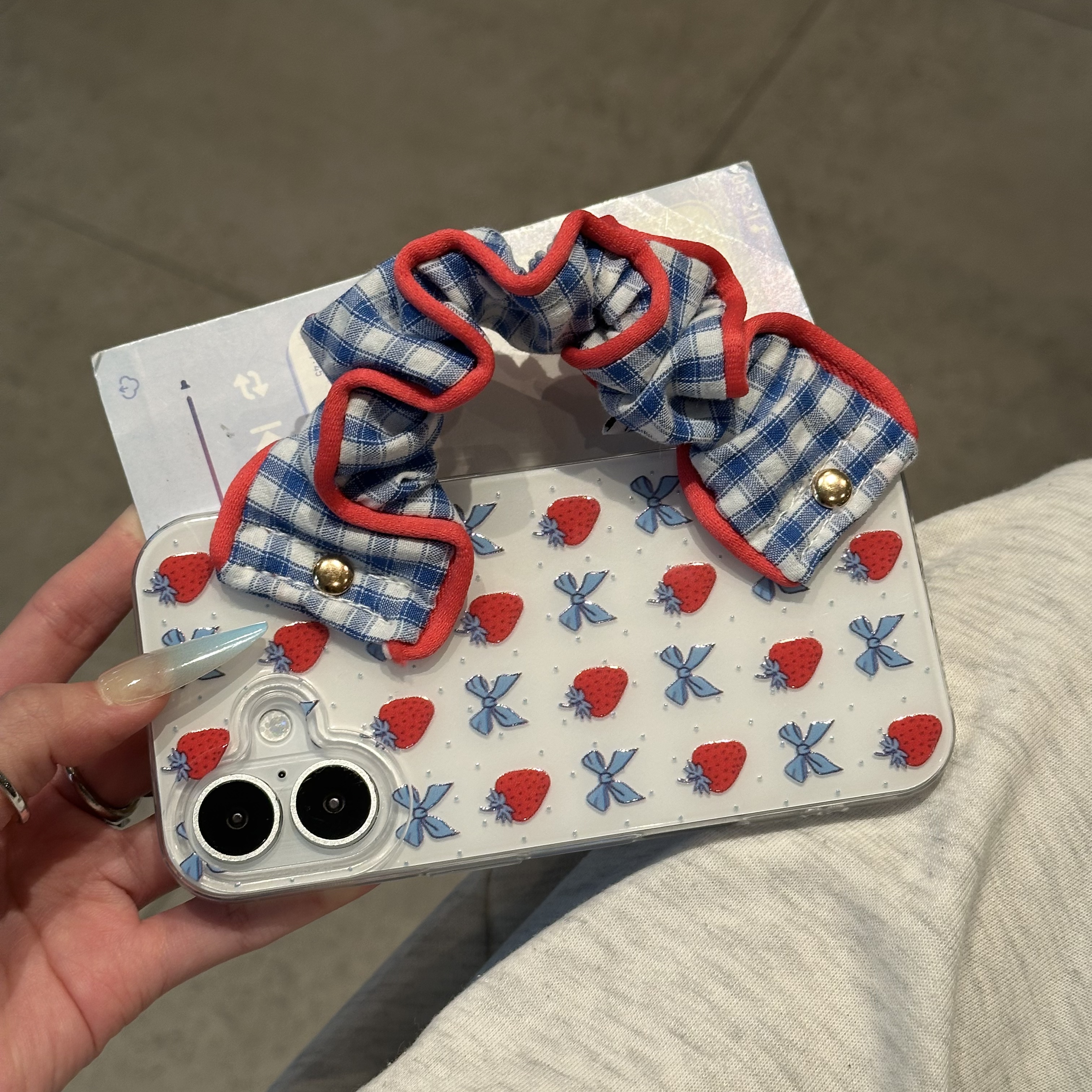 蝴蝶结草莓褶皱腕带适用苹果16promax手机壳华为vivo小米15oppo