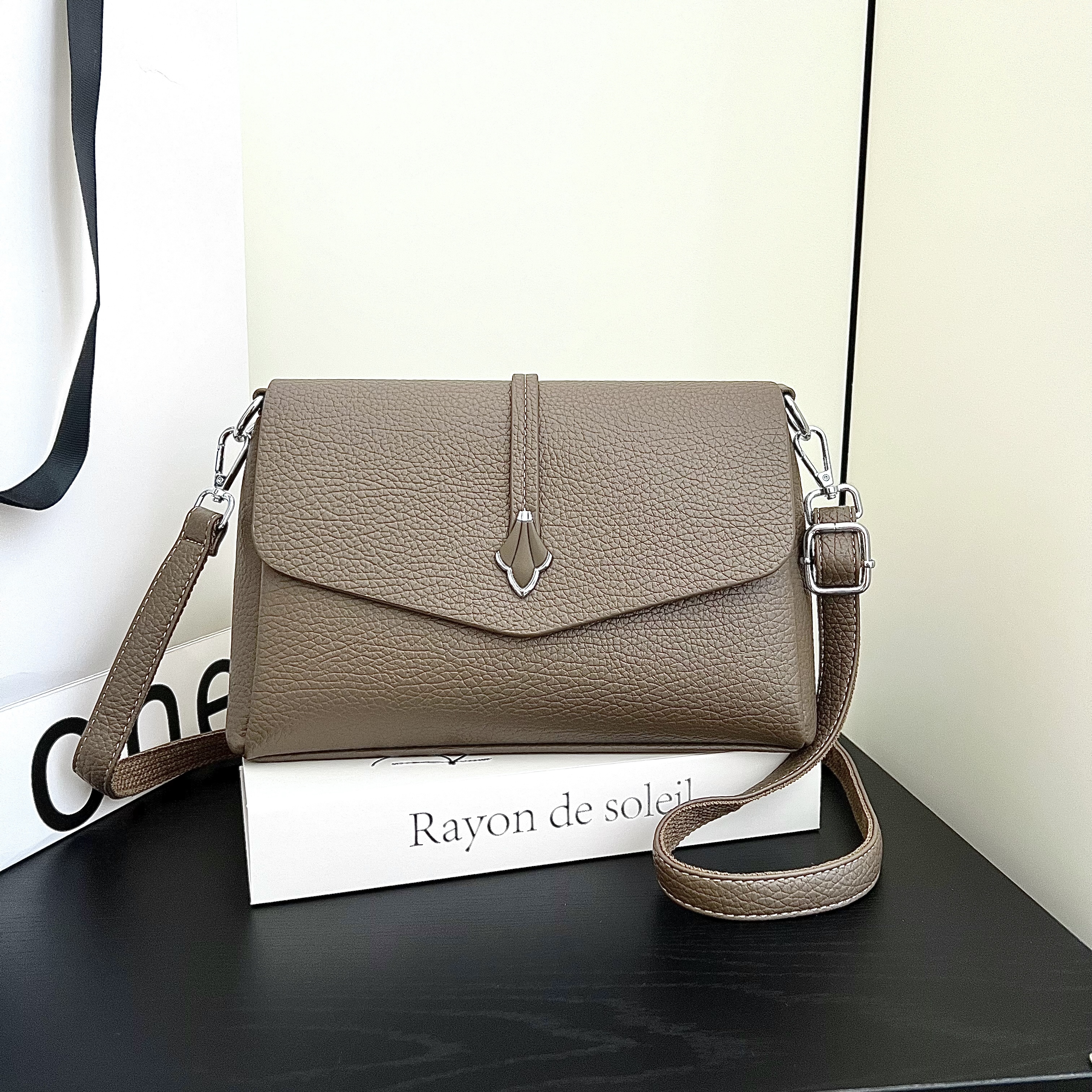 时尚花瓣真皮女包 2025新款单肩包女士妈妈包简约百搭斜挎腋下包