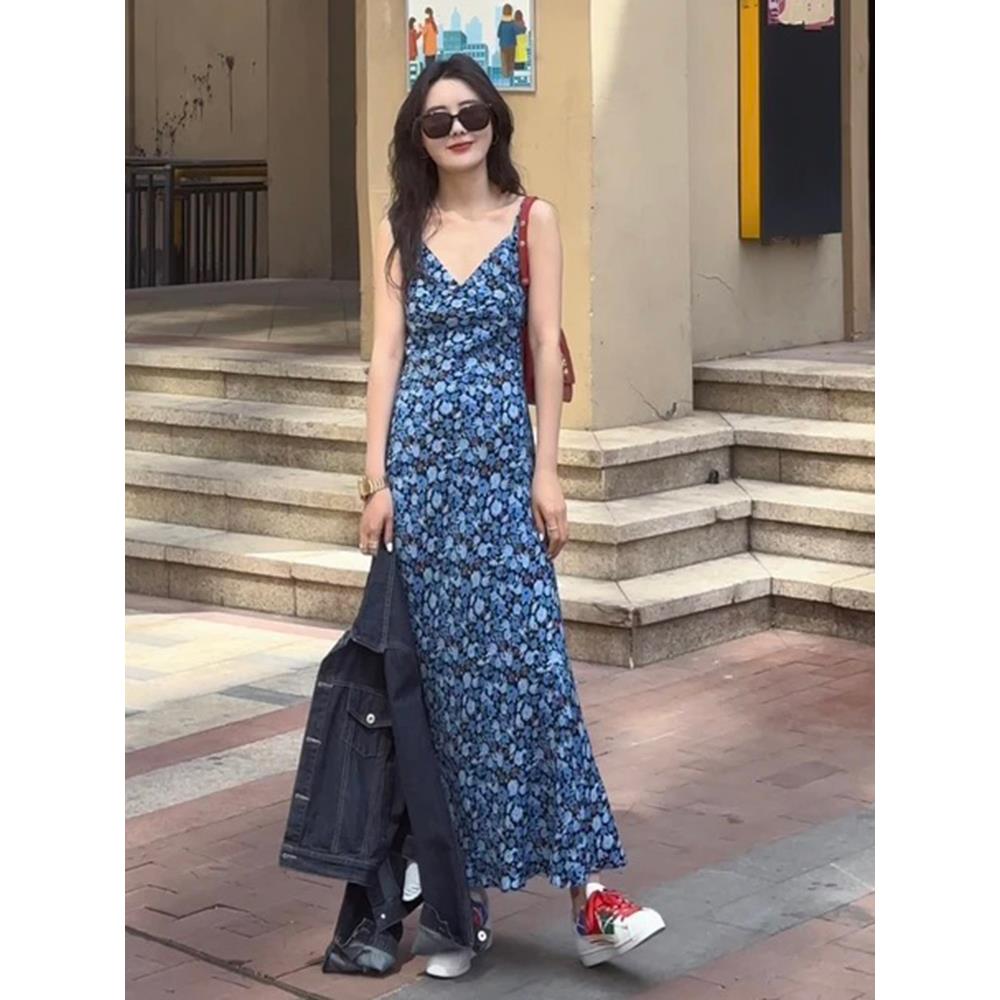 漂亮蓝色碎花连衣裙女2025夏季新款甜美法式超好看吊带长裙沙滩裙